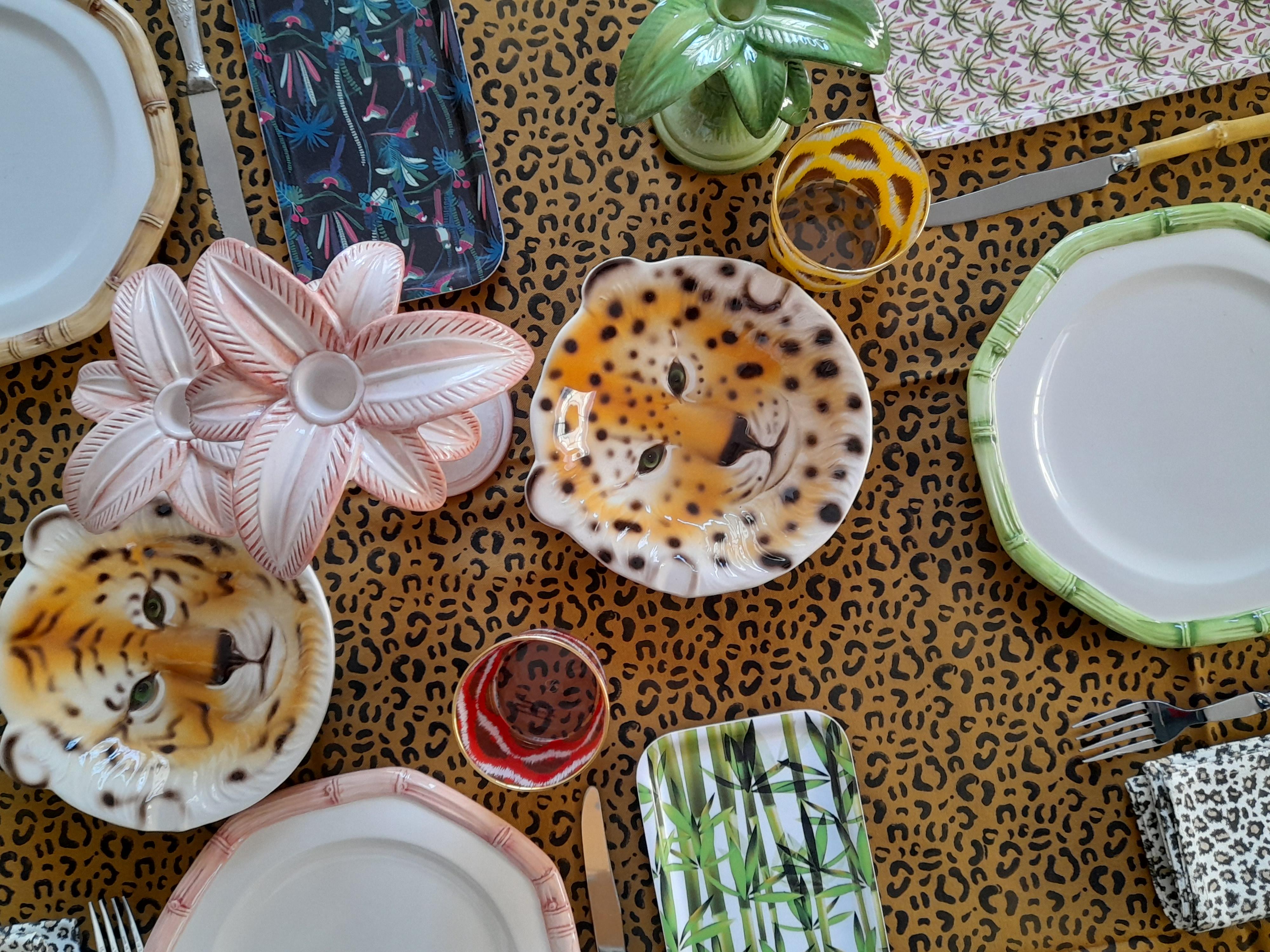 Moderno Posacenere in ceramica Tiger dipinto a mano e realizzato a mano in Italia in vendita