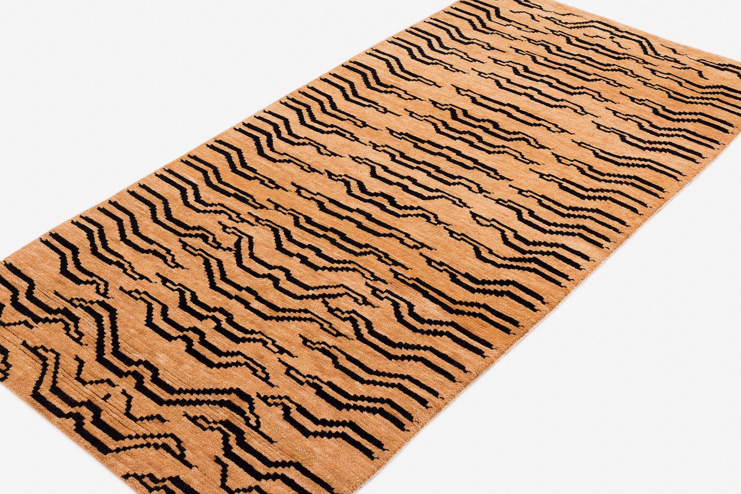 Ce tapis Tiger incarne un motif traditionnel et polyvalent, à la fois contemporain et classique intemporel. Présenté en noir et en fauve naturel, coloré avec des teintures végétales. Joseph Carini s'est inspiré des motifs de la peau de tigre et des