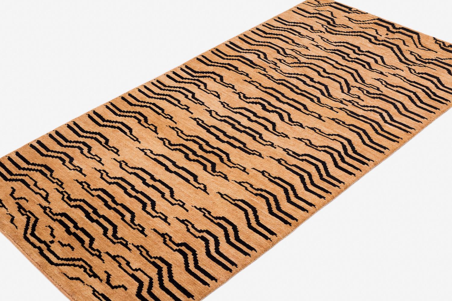 Tibétain Tapis de course d'accessoires en laine imprimé animal tigré fait à la main par Joseph Carini en vente