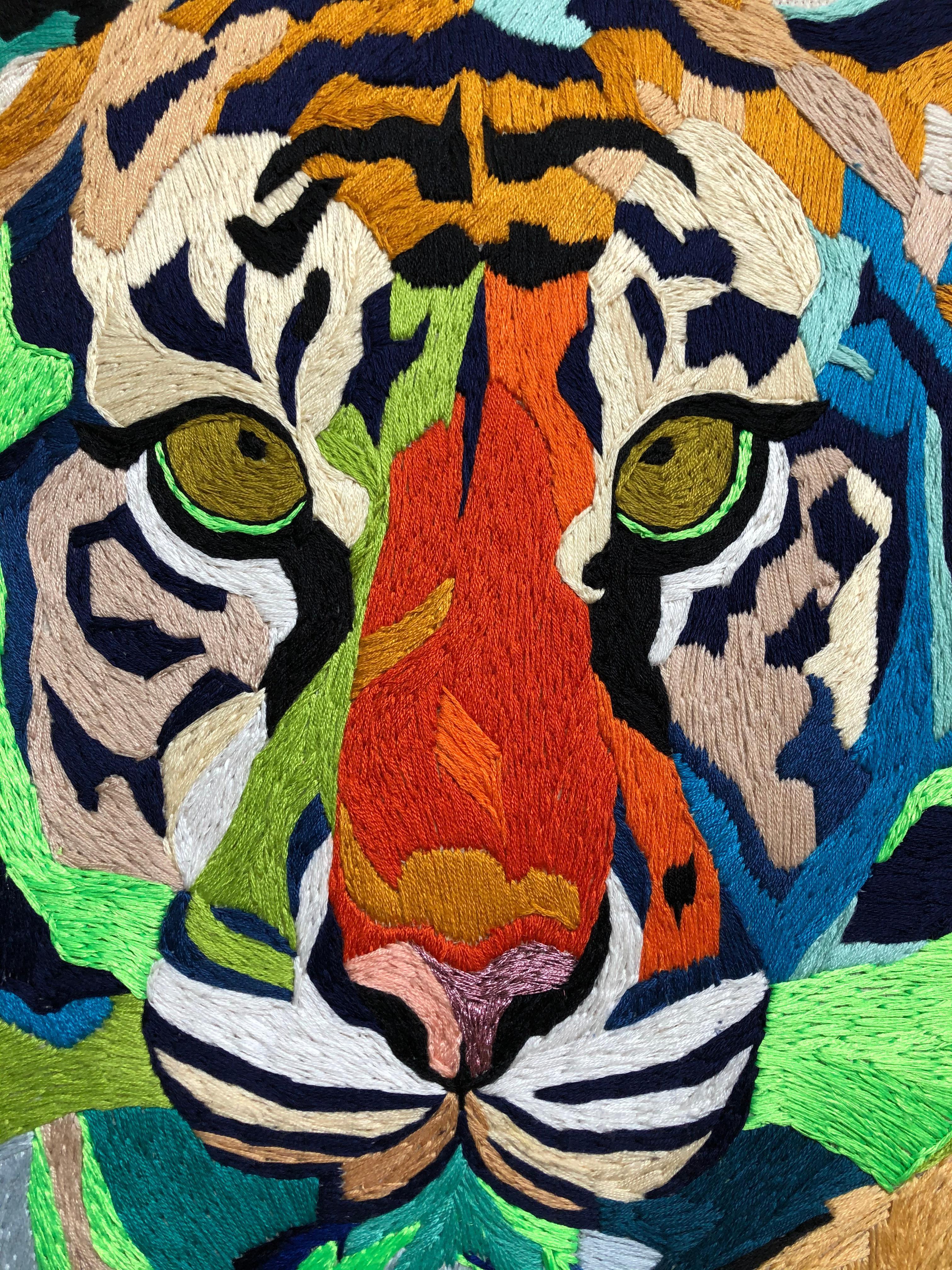 XXIe siècle et contemporain Oreiller d'accentuation en coton lourd brodé de tigre naturel en vente