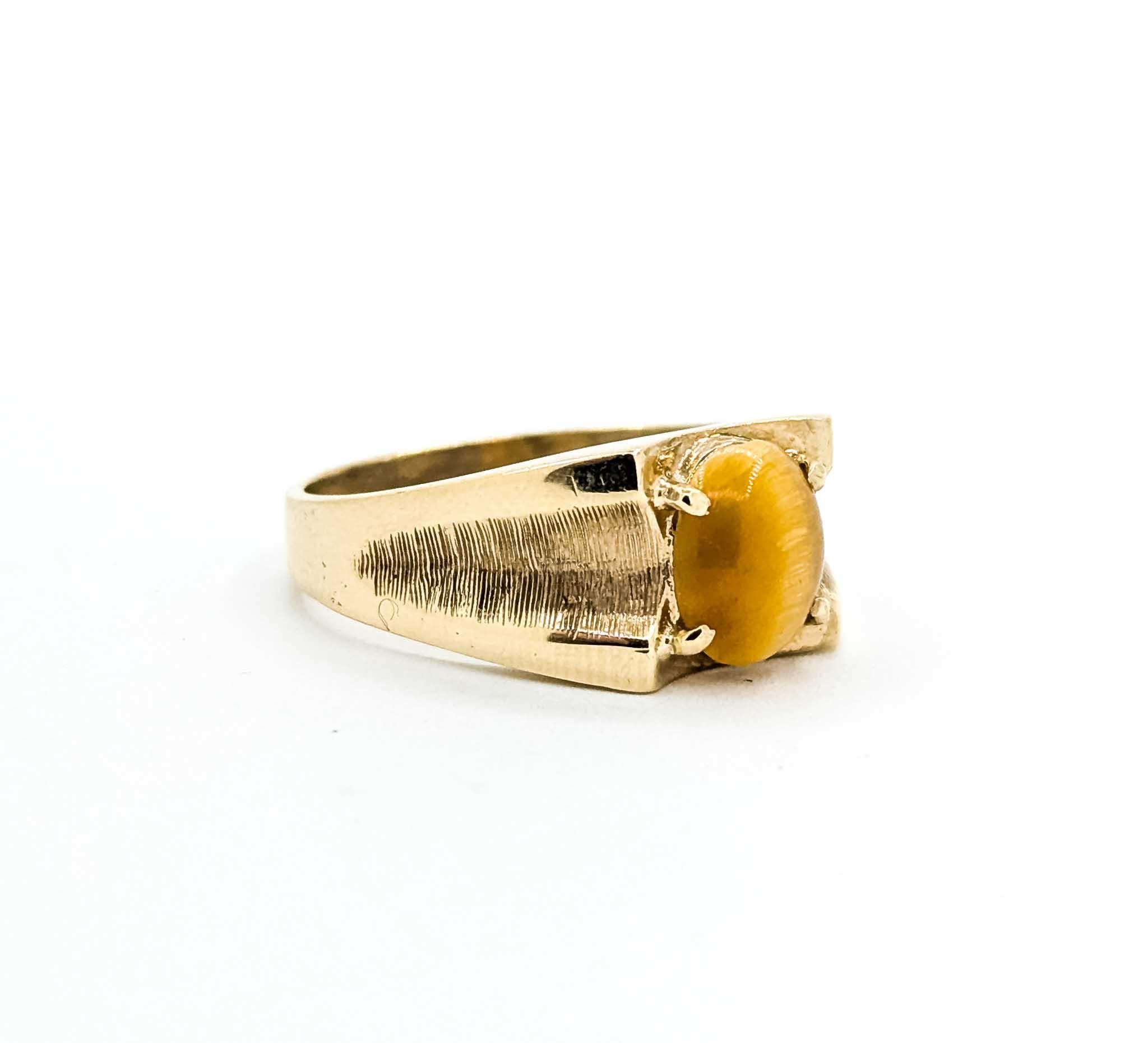  Anillo Ojo de Tigre Oro Amarillo 10K

Te presentamos este exquisito anillo de Ojo de Tigre, magistralmente elaborado en oro amarillo de 10 quilates. El anillo exhibe una cautivadora gema de Ojo de Tigre de 9x7 mm, engastada con elegancia para