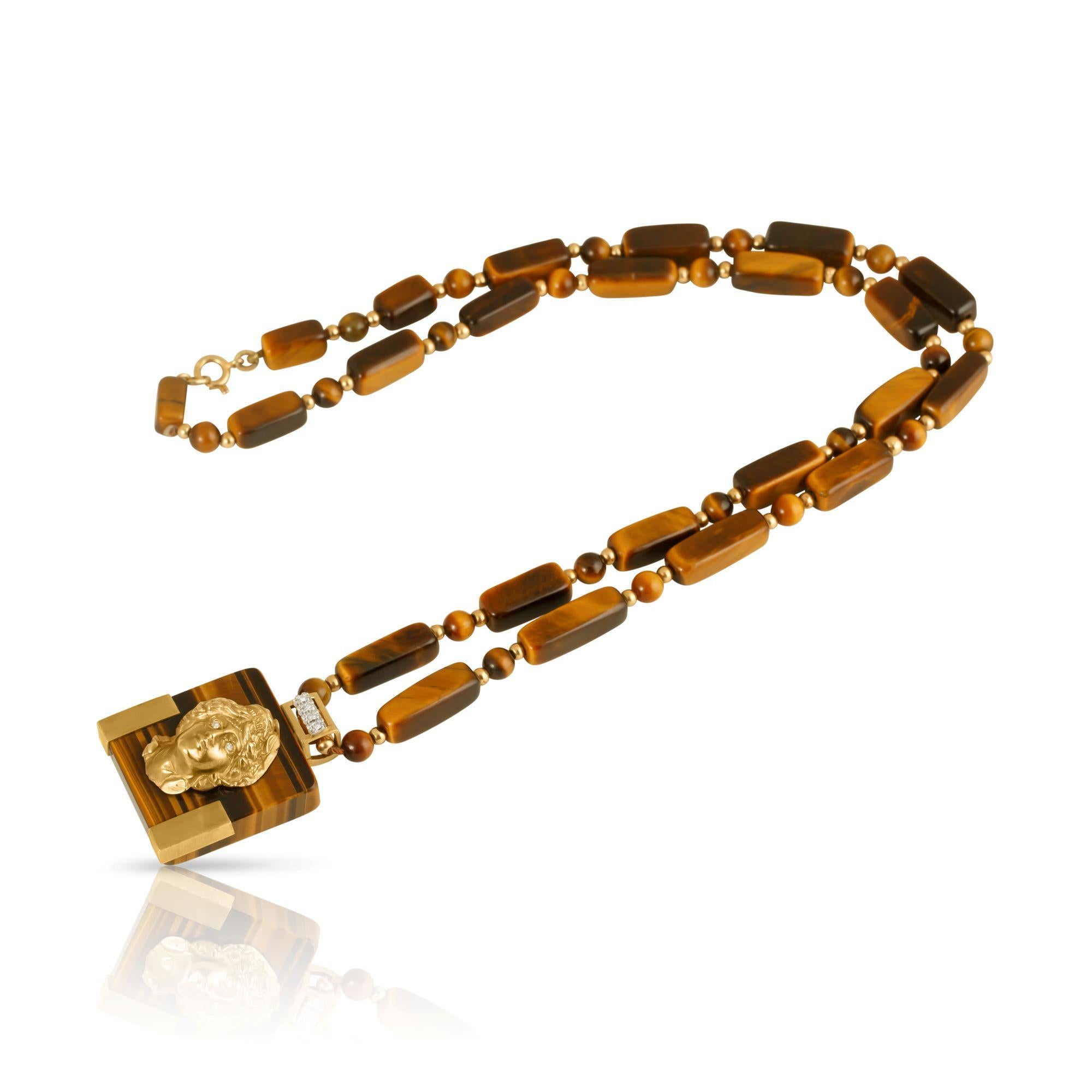 Taille mixte Collier œil de tigre articulé avec pendentif portrait en or 14 carats en vente