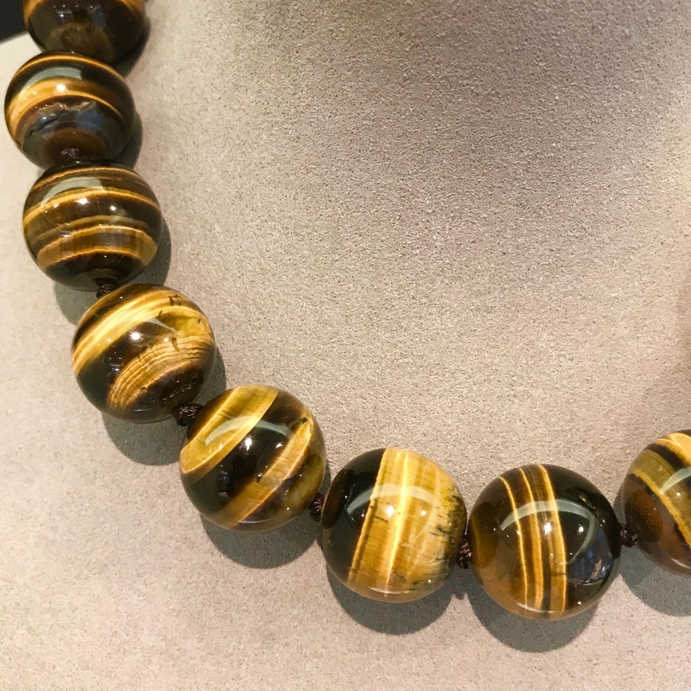 Tiger Eye bead necklace with domed rough polished clasp In New Condition For Sale In London, GB