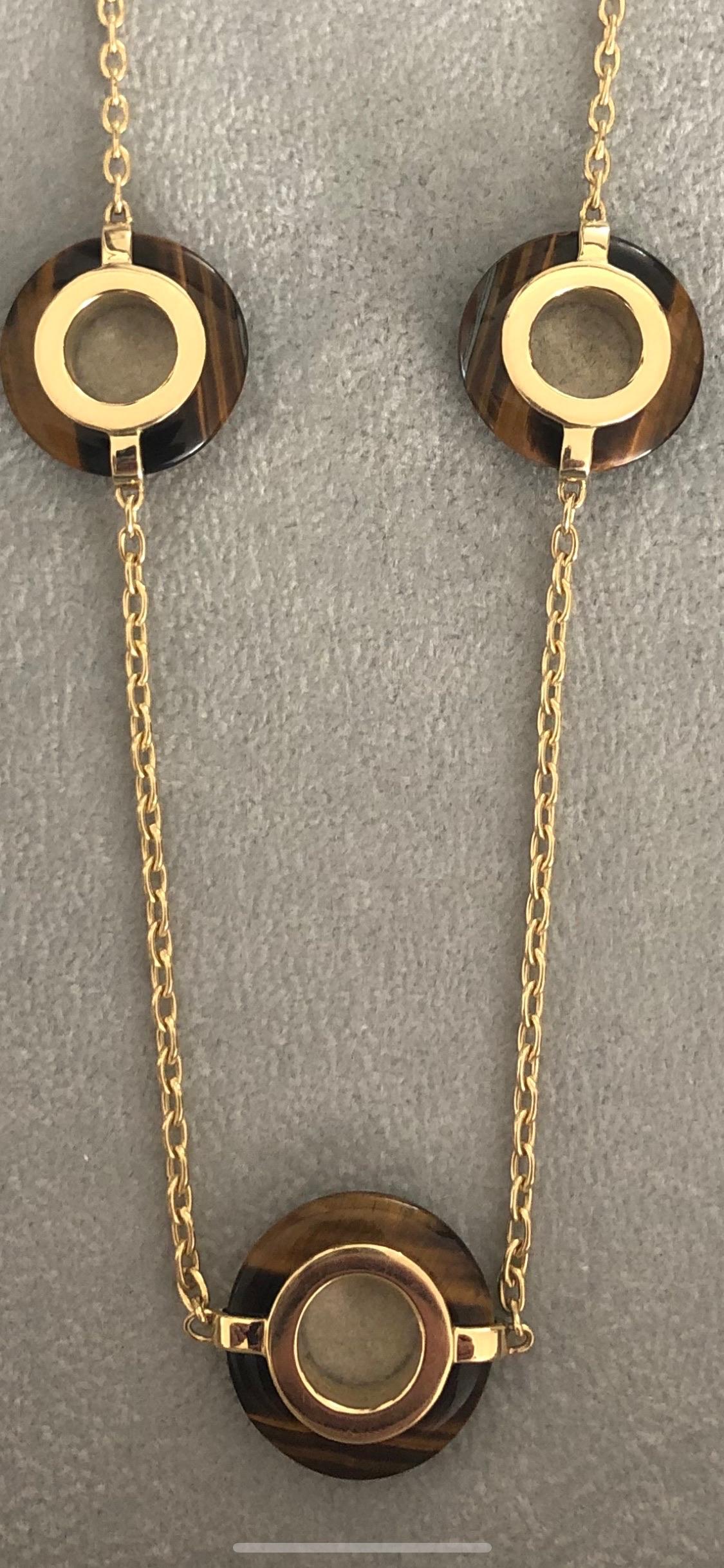 Halskette aus Gelbgold mit Tiger-Eye- Chalcedon, Champagner-Diamant und Korallen-Emaille im Zustand „Neu“ im Angebot in Dallas, TX