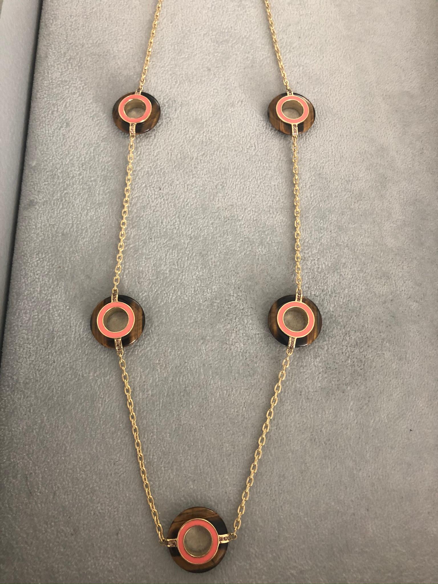 Halskette aus Gelbgold mit Tiger-Eye- Chalcedon, Champagner-Diamant und Korallen-Emaille für Damen oder Herren im Angebot