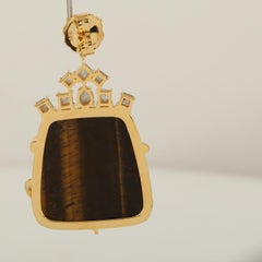 Ohrhänger mit Tigerauge aus 18 Karat Gold mit Schlange umwickelt und Diamant und Tsavorit in Diamant
