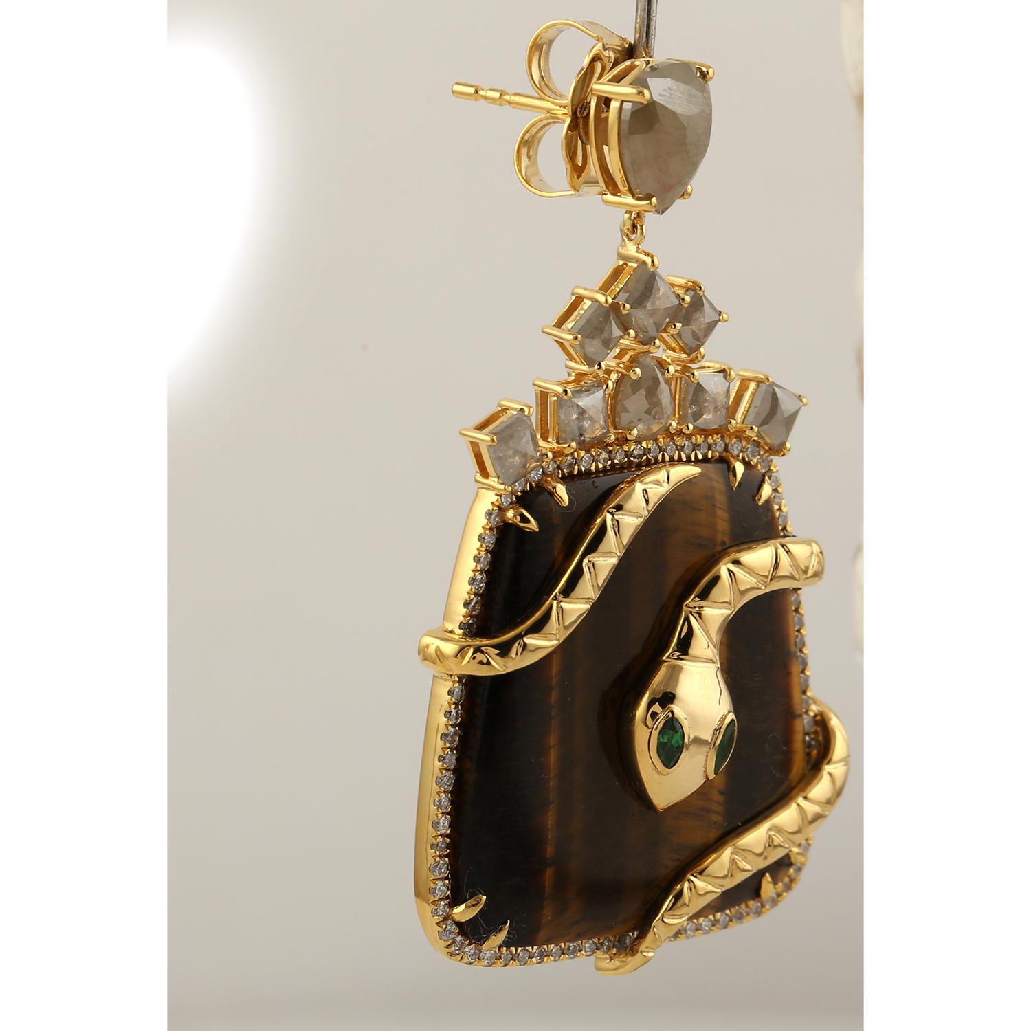 Ohrhänger mit Tigerauge aus 18 Karat Gold mit Schlange umwickelt und Diamant und Tsavorit in Diamant (Zeitgenössisch) im Angebot