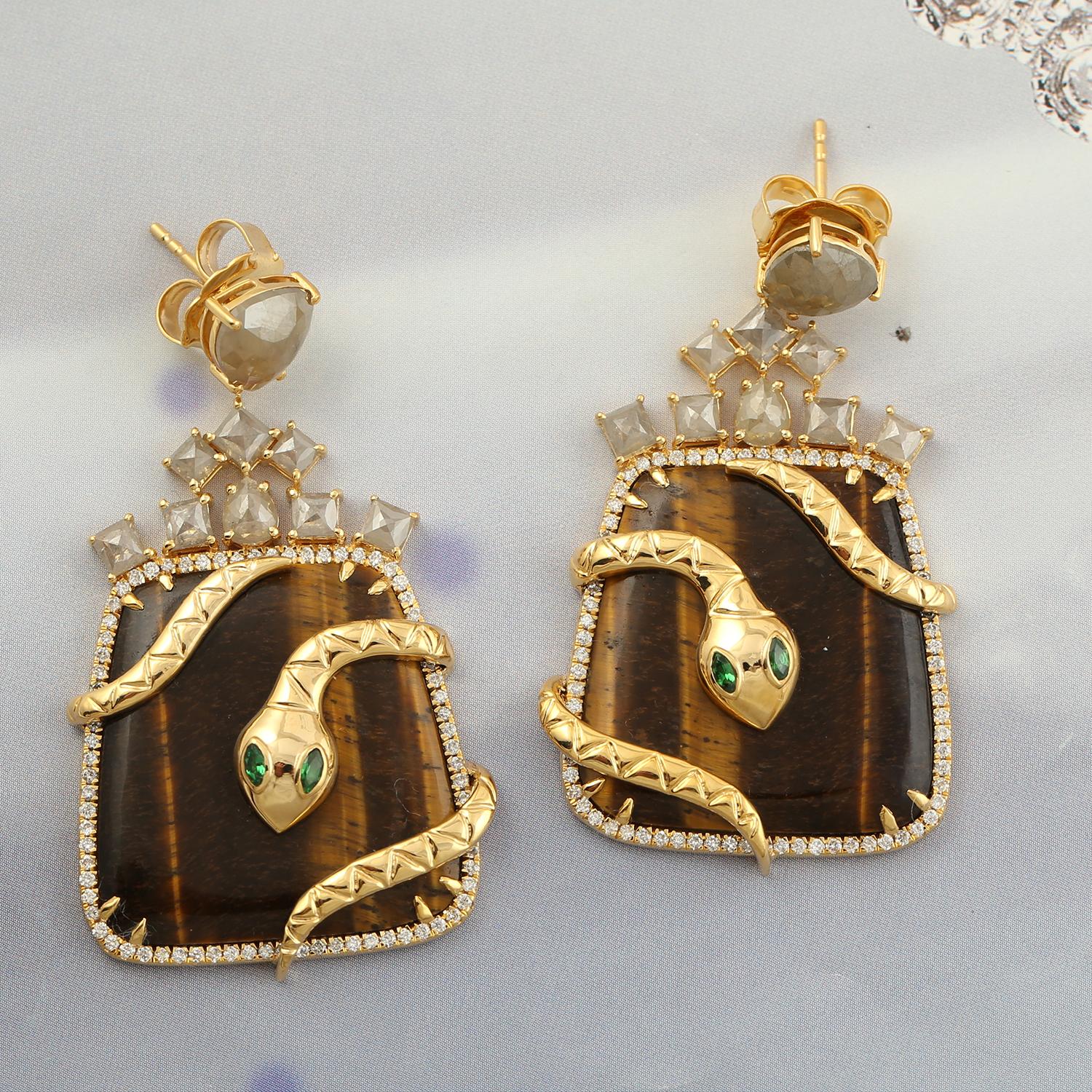 Ohrhänger mit Tigerauge aus 18 Karat Gold mit Schlange umwickelt und Diamant und Tsavorit in Diamant (Gemischter Schliff) im Angebot