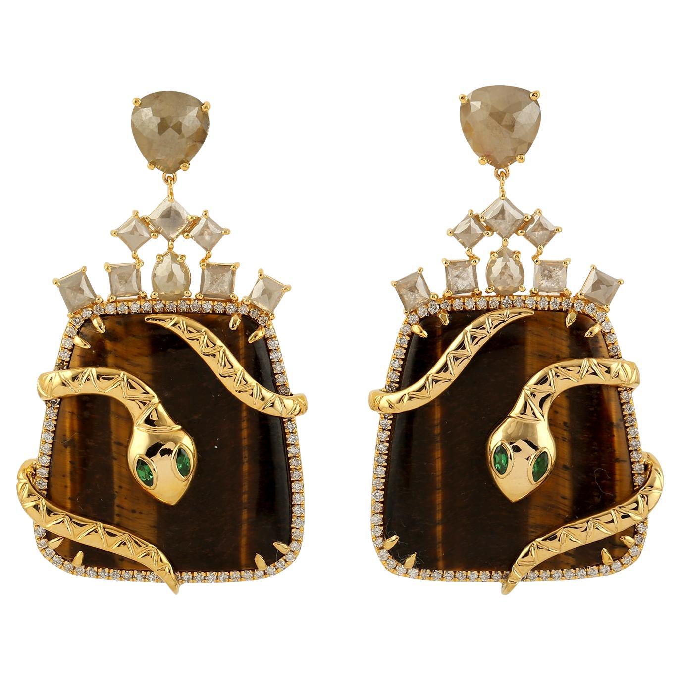 Ohrhänger mit Tigerauge aus 18 Karat Gold mit Schlange umwickelt und Diamant und Tsavorit in Diamant im Angebot