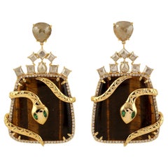 Ohrhänger mit Tigerauge aus 18 Karat Gold mit Schlange umwickelt und Diamant und Tsavorit in Diamant