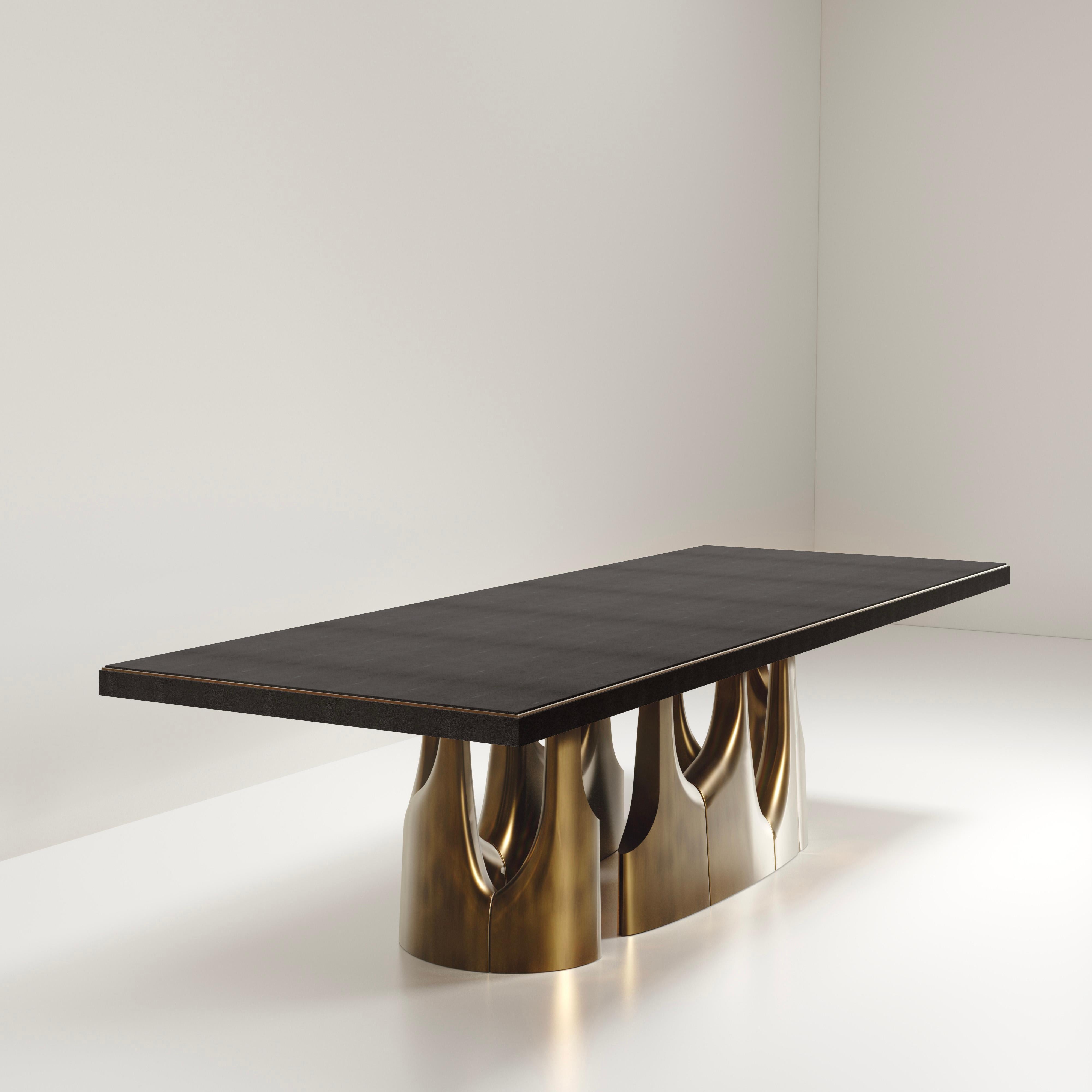 XXIe siècle et contemporain Table de salle à manger œil de tigre avec accents en bronze-patina et laiton de R&Y Augousti en vente