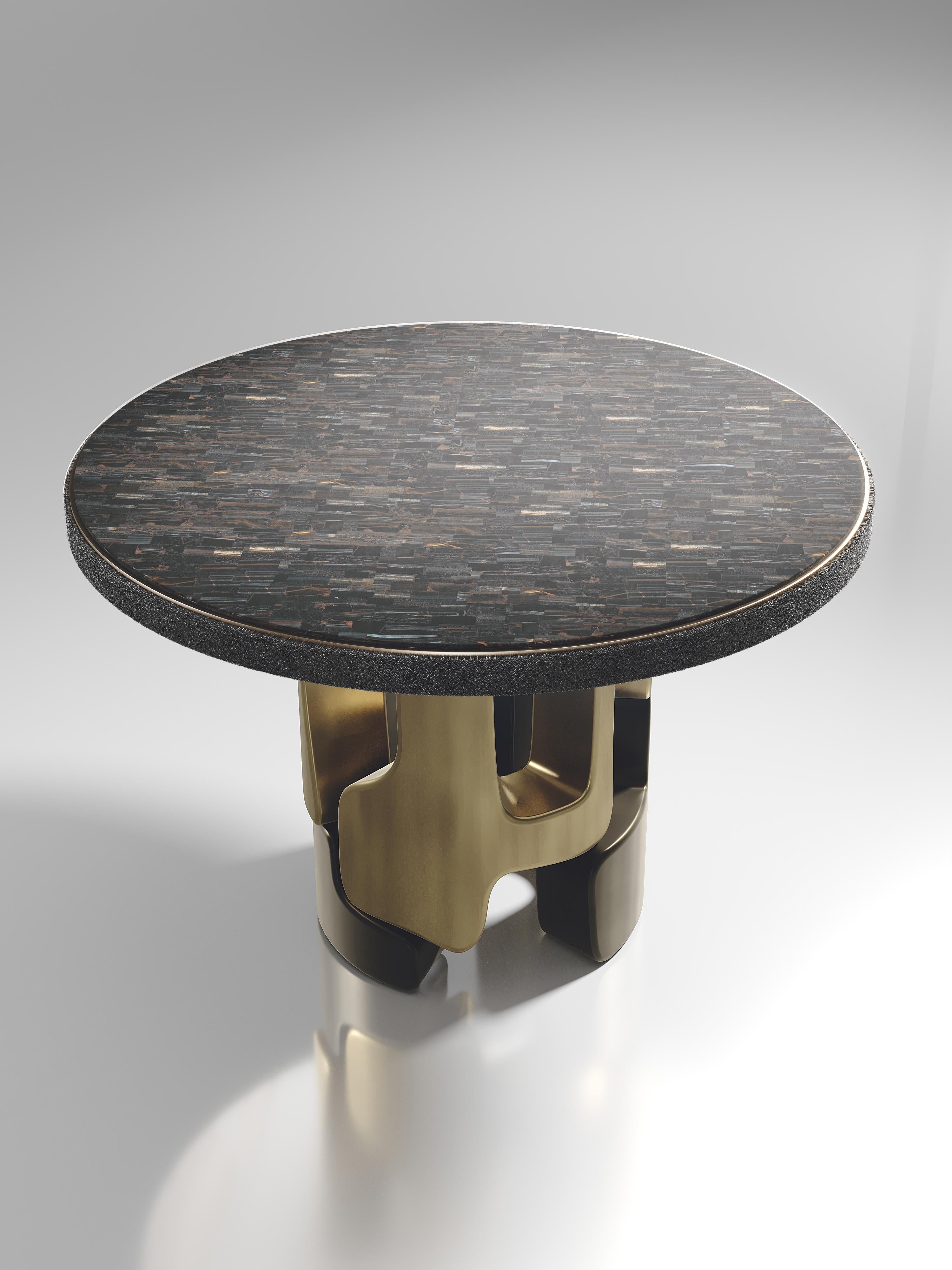 Table de salle à manger œil de tigre avec détails en laiton patiné en bronze de Kifu Paris en vente 4