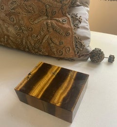 Dose mit Deckel aus Tigerauge und Halbedelsteinen