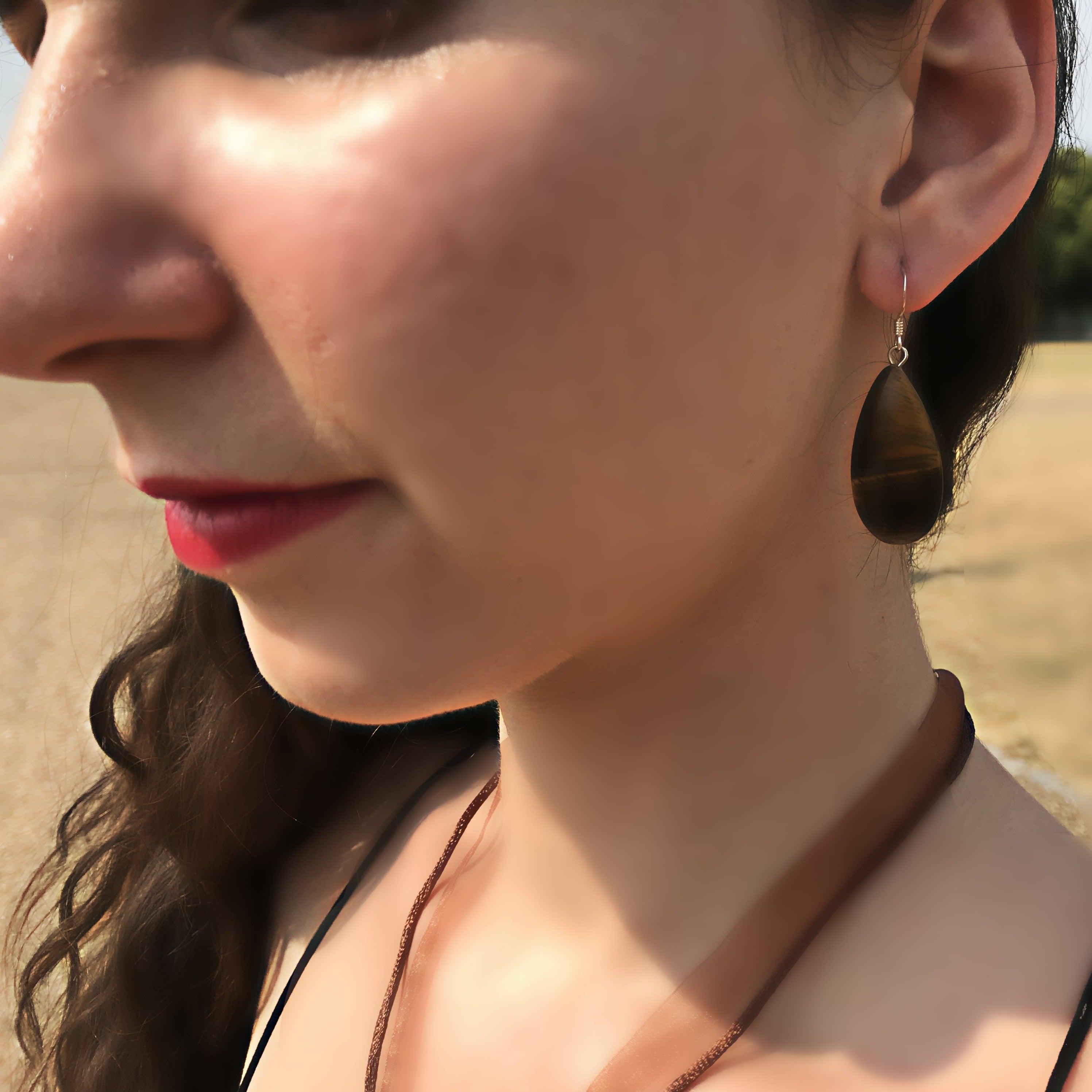 PRODUCT DETAILS
Introducing our Tiger Eye Sterling Silver Earrings, featuring stunning Tiger Eye teardrop gemstones. These Tiger Eye drop earrings are the perfect addition to your jewelry collection. Made with high-quality sterling silver, these