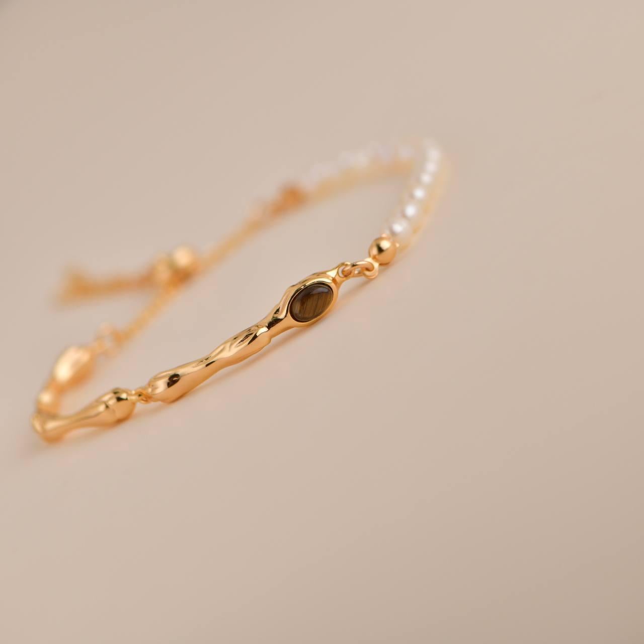 Bracelet en or avec pierre œil de tigre et perle d'eau douce en vente 3