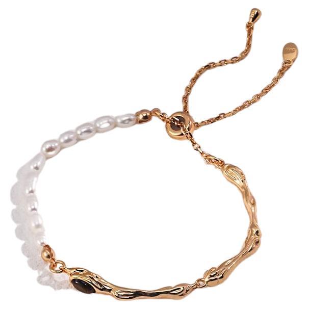 Bracelet en or avec pierre œil de tigre et perle d'eau douce en vente