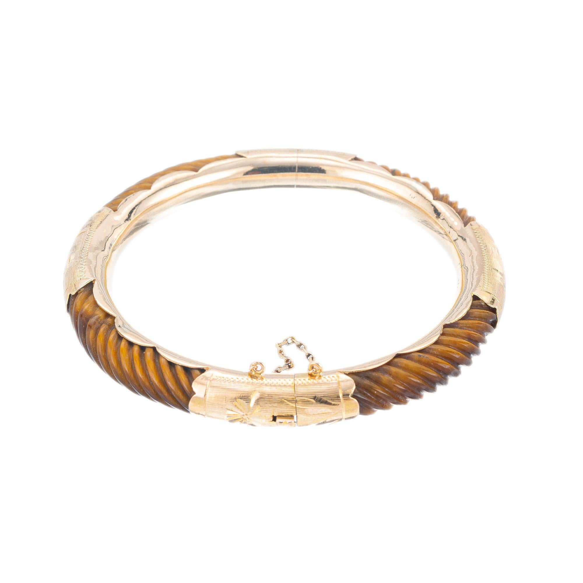 Taille ronde Bracelet jonc en or jaune avec œil de tigre, milieu du siècle dernier en vente