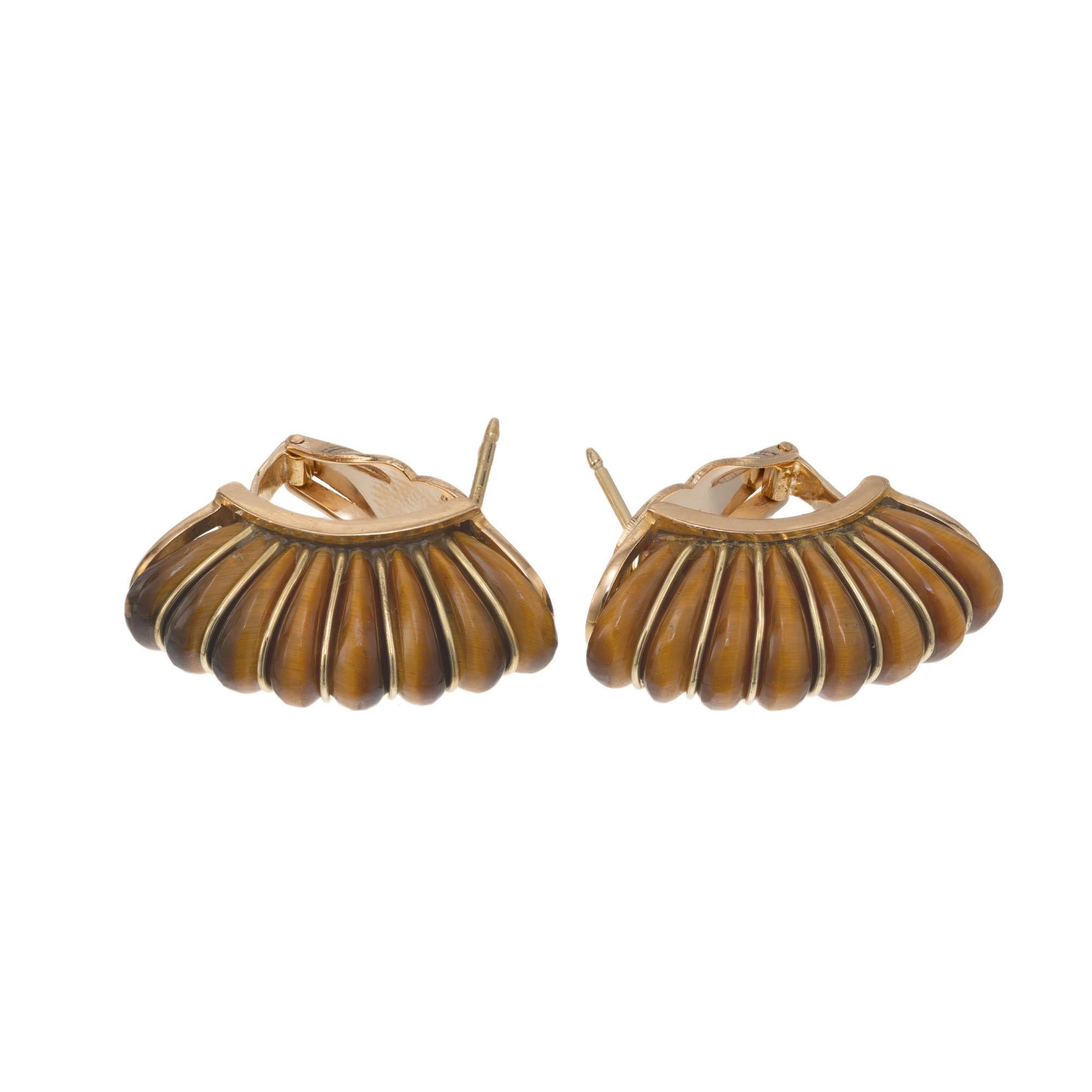 Mid-Century shrimp style tiger eye clip post earrings set in 18k yellow gold earrings.

2 shrimp cut yellowish brown tiger's eye
18k yellow gold 
Stamped: K18
14.1 grams
Top to bottom: 25.5mm or 1 Inch
Width: 9.4mm or 1/3 Inch
Depth or thickness: