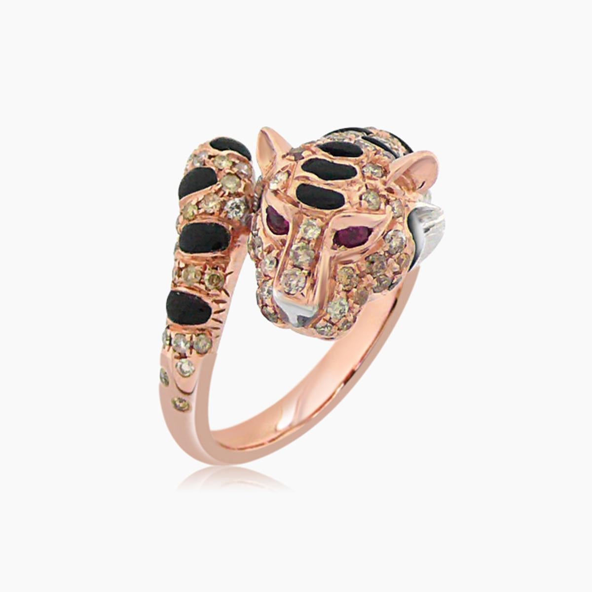 Dimensions : 2.19x1.58x2.72cm
Couleur : or rose 18K
Matériaux :
