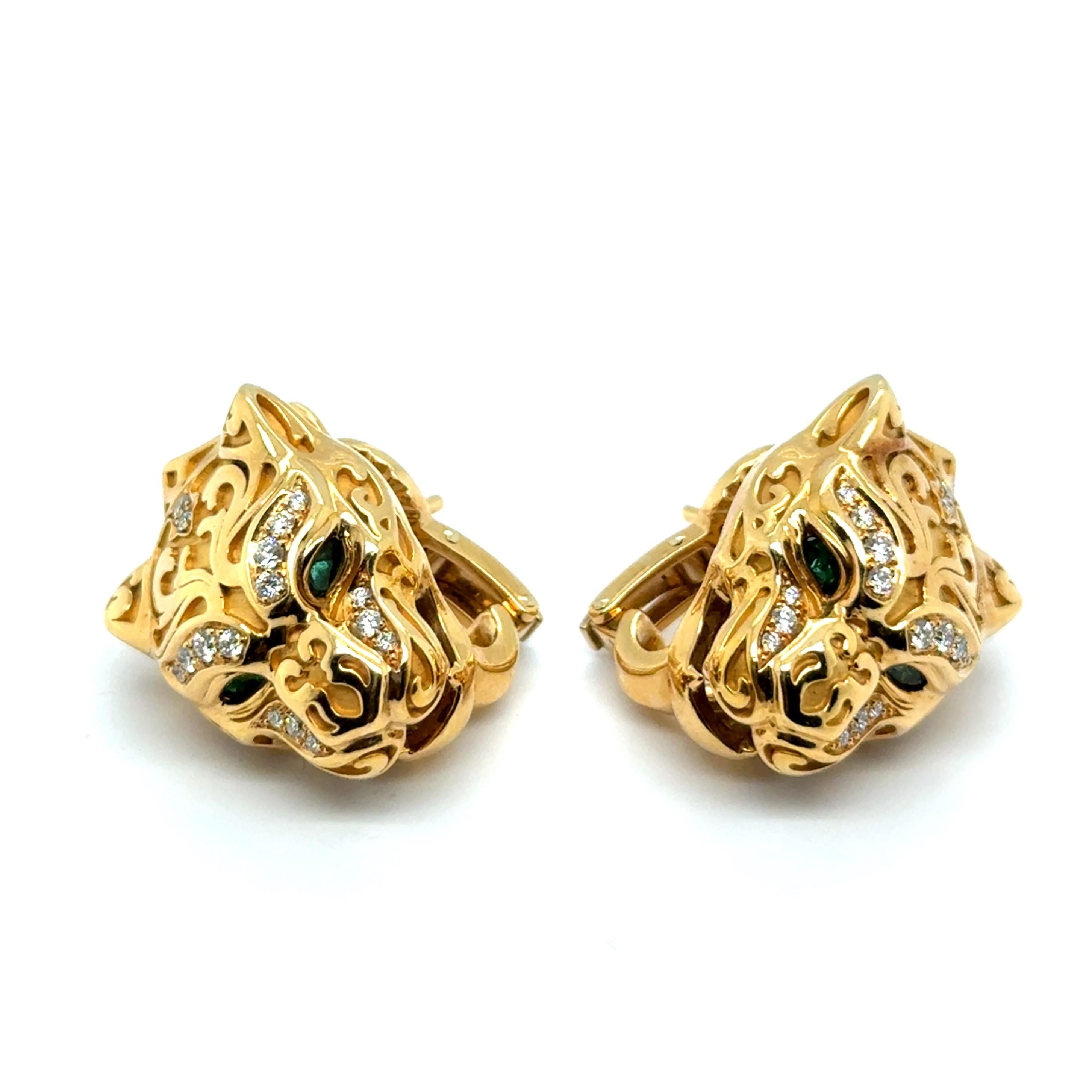 Questi audaci e lussuosi orecchini presentano un intricato disegno a testa di tigre realizzato in ricco oro giallo. Sugli occhi sono incastonati 4 smeraldi taglio marquise per un totale di 0,20 carati, che conferiscono una vivace allure verde. Il