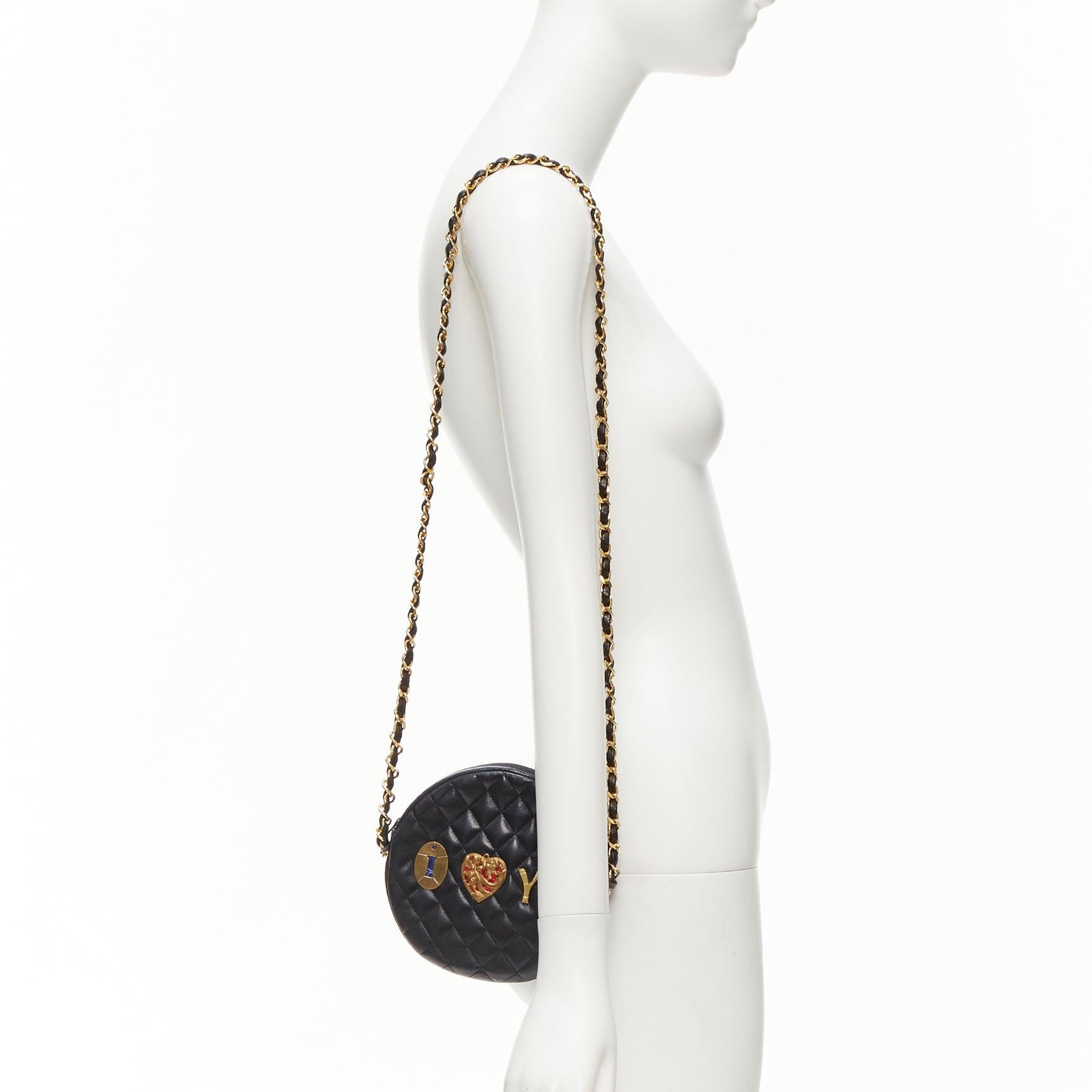 TIGER IN THE RAIN CHANEL Vintage I Love You applique round crossbody chain bag
Reference: NILI/A00052
Brand: Tiger In The Rain
Collection: CHANEL
Material: Leather, Metal
Color: Black, Gold
Pattern: Solid
Closure: Zip
Lining: Red Leather
Extra