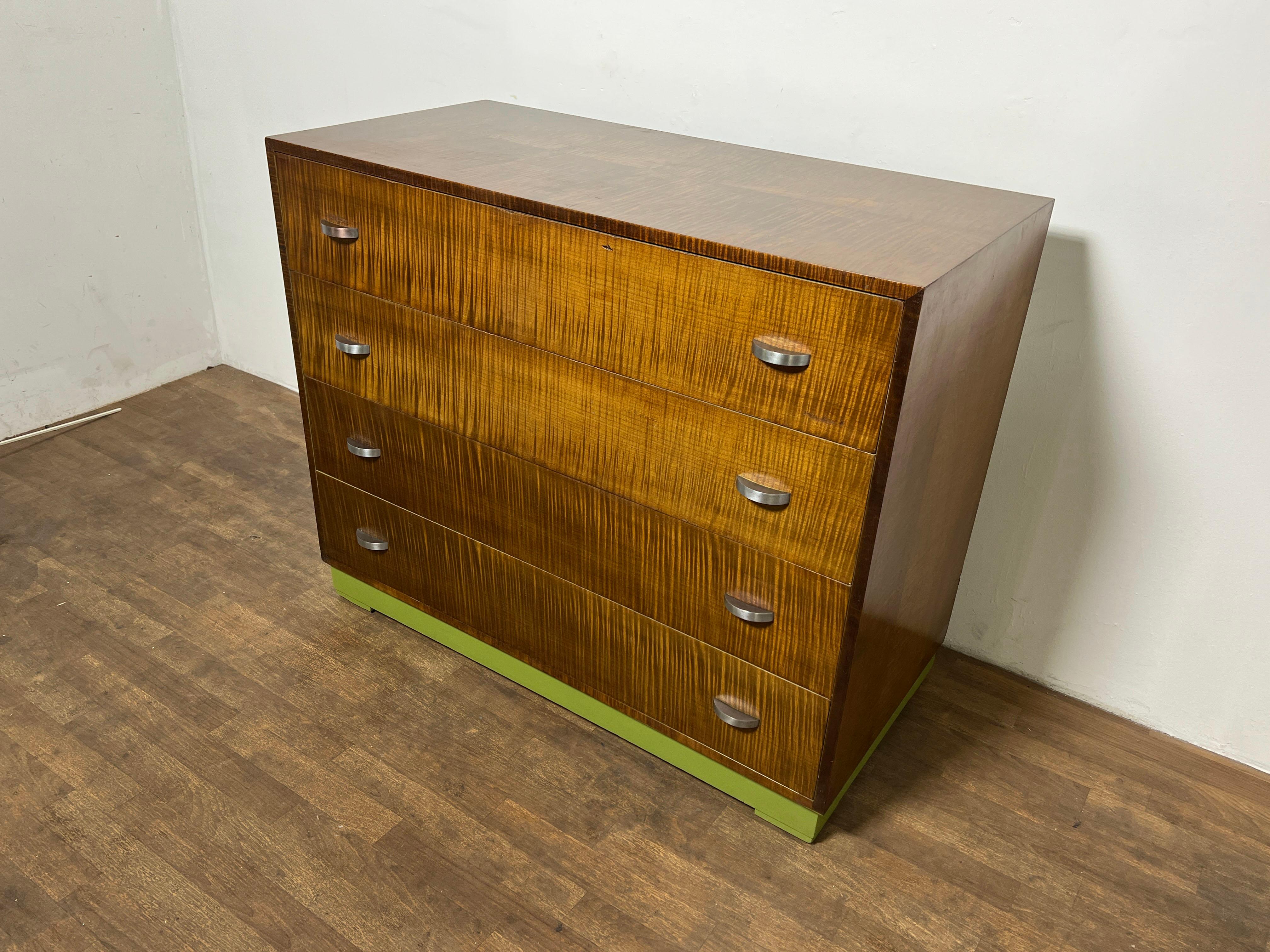 Eine Kommode aus Tigerahorn mit stromlinienförmigen Schubladengriffen aus Nickel, die dem finnischen Architekten und Designer Eliel Saarinen zugeschrieben wird, um 1940.