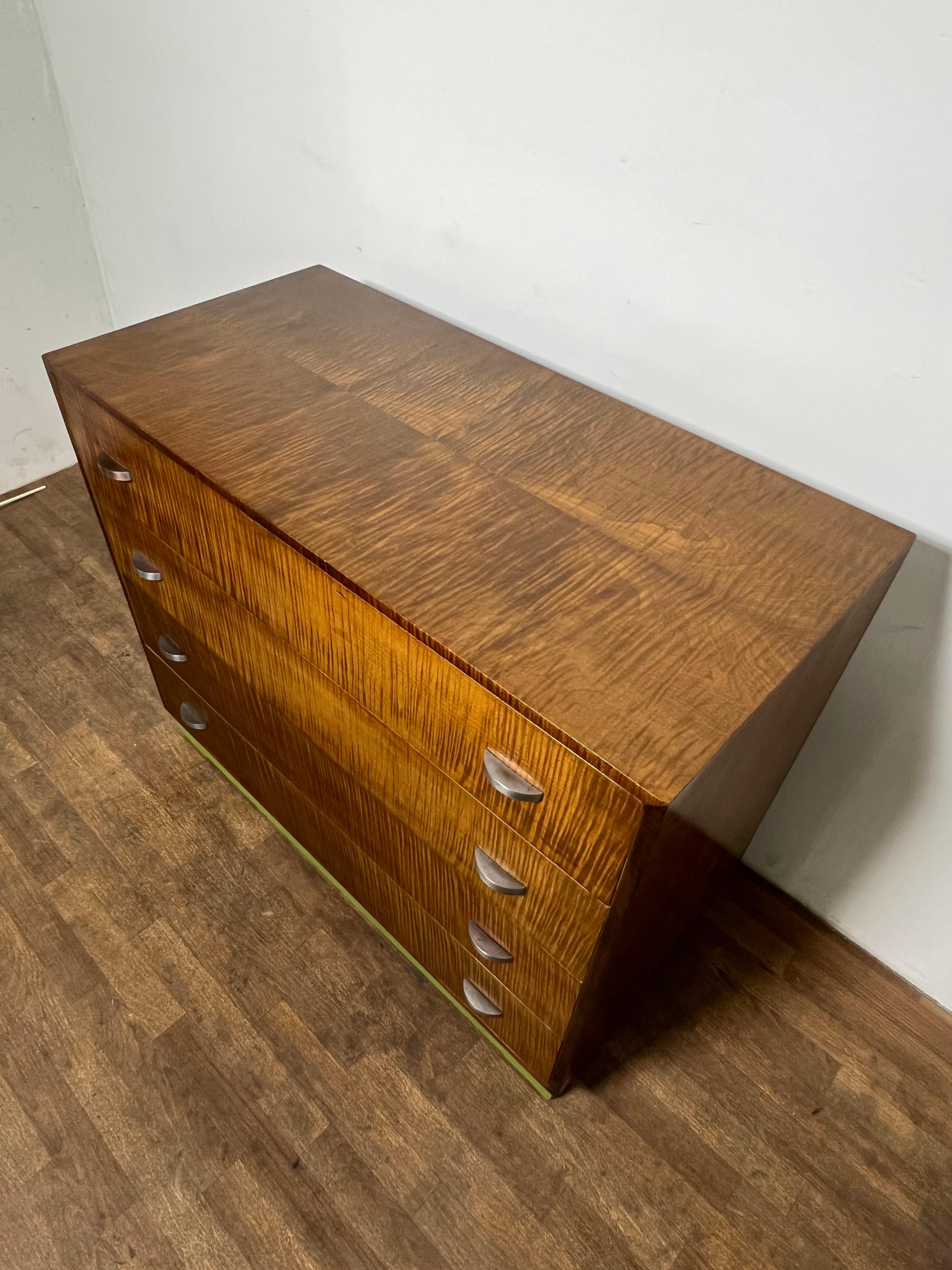 Tiger-Kommode aus Ahornholz mit Nickelgriffen, Eliel Saarinen zugeschrieben, ca. 1940er Jahre (Streamline-Moderne) im Angebot