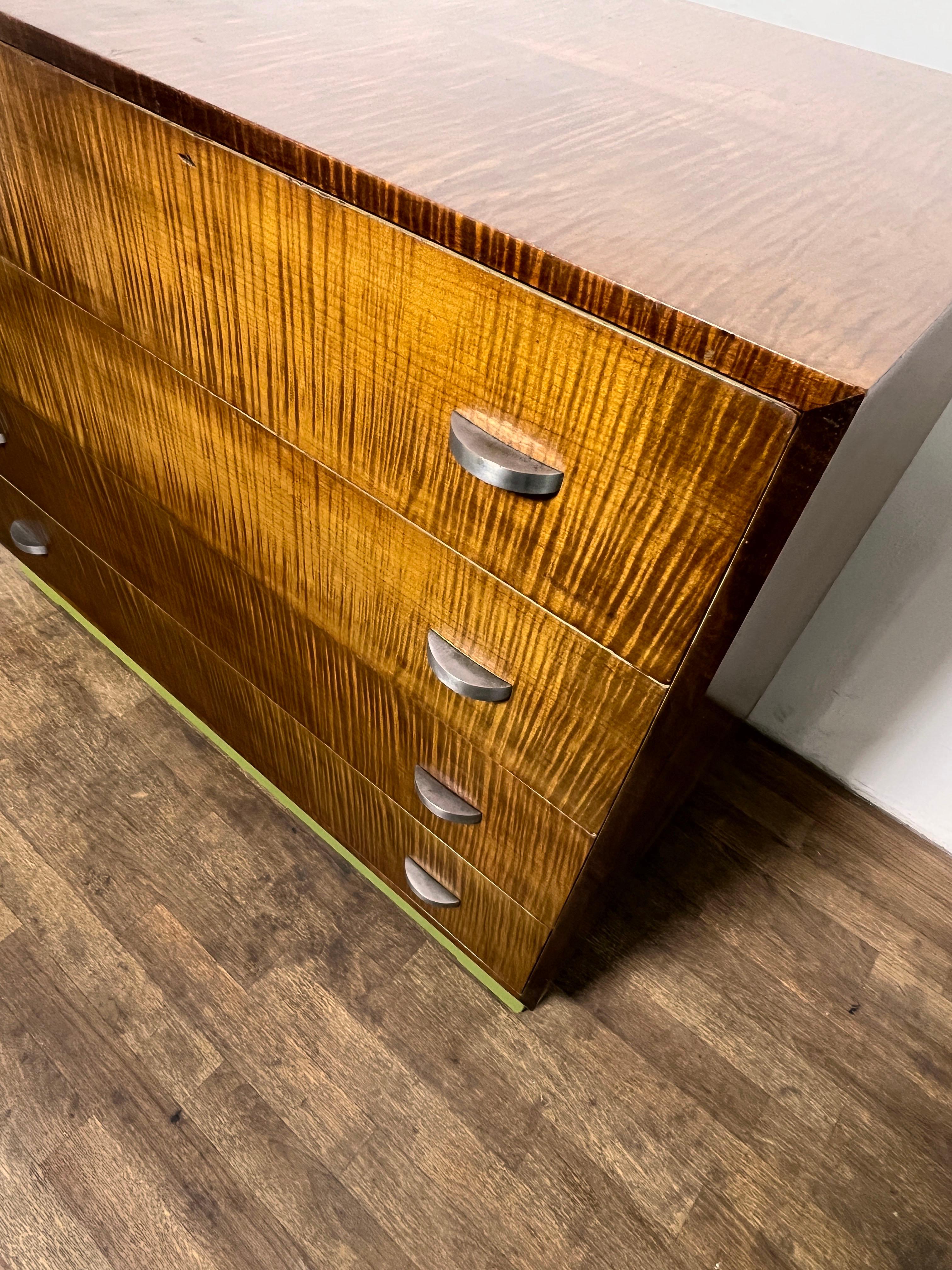 Tiger-Kommode aus Ahornholz mit Nickelgriffen, Eliel Saarinen zugeschrieben, ca. 1940er Jahre (amerikanisch) im Angebot