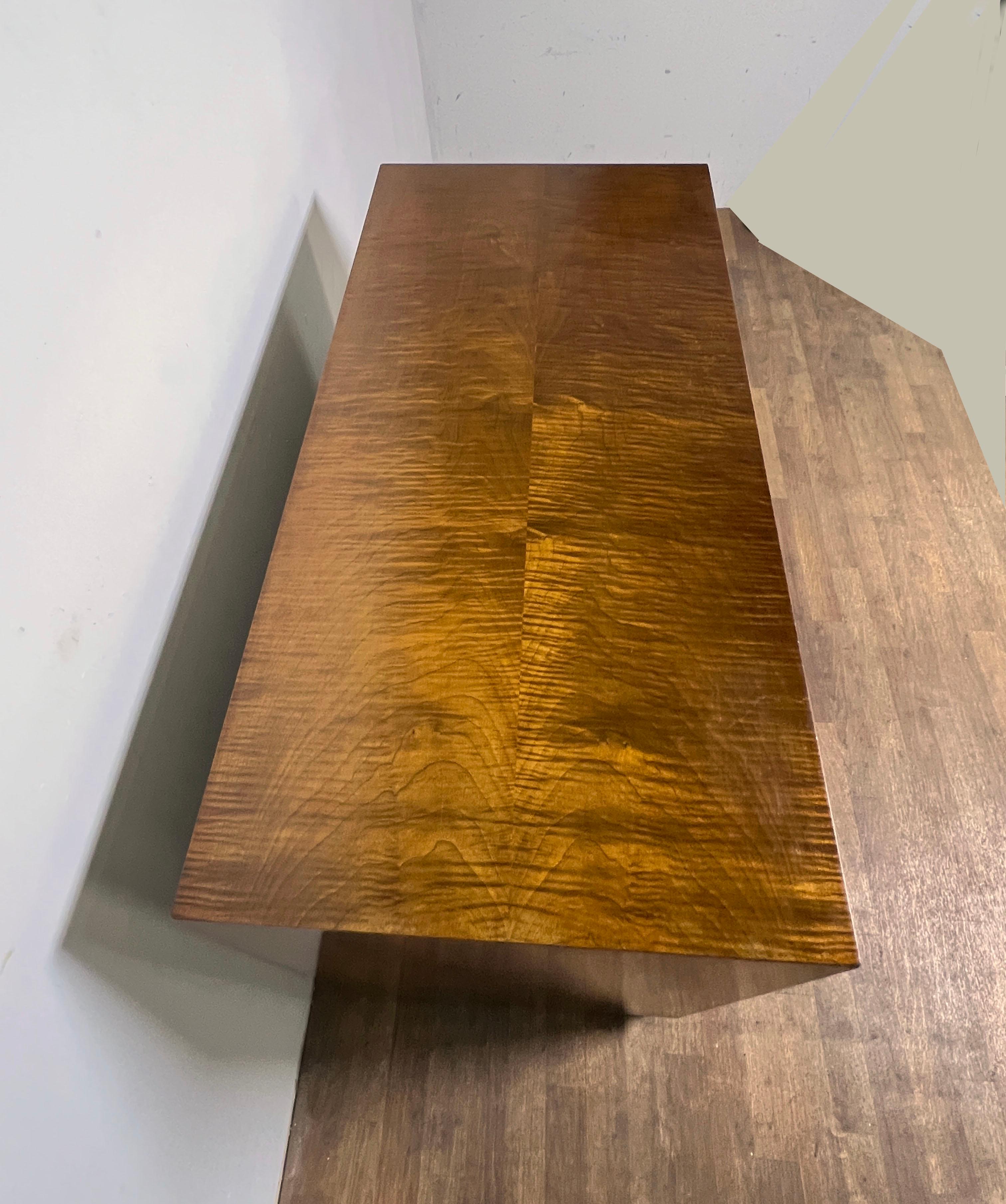 Tiger-Kommode aus Ahornholz mit Nickelgriffen, Eliel Saarinen zugeschrieben, ca. 1940er Jahre im Zustand „Gut“ im Angebot in Peabody, MA