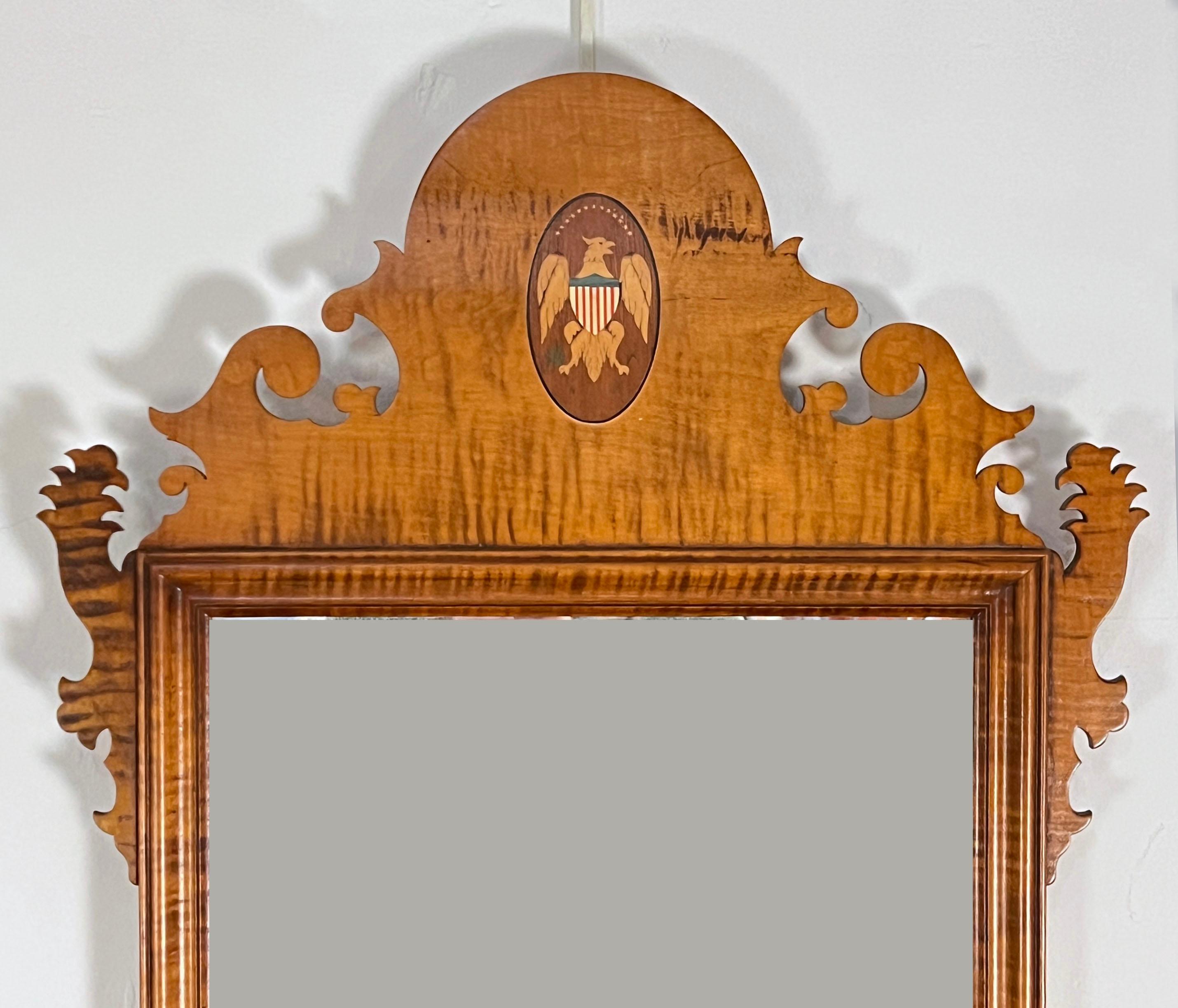 Americano Specchio Tiger Maple Feder Chippendale di D. A. Dimes in vendita