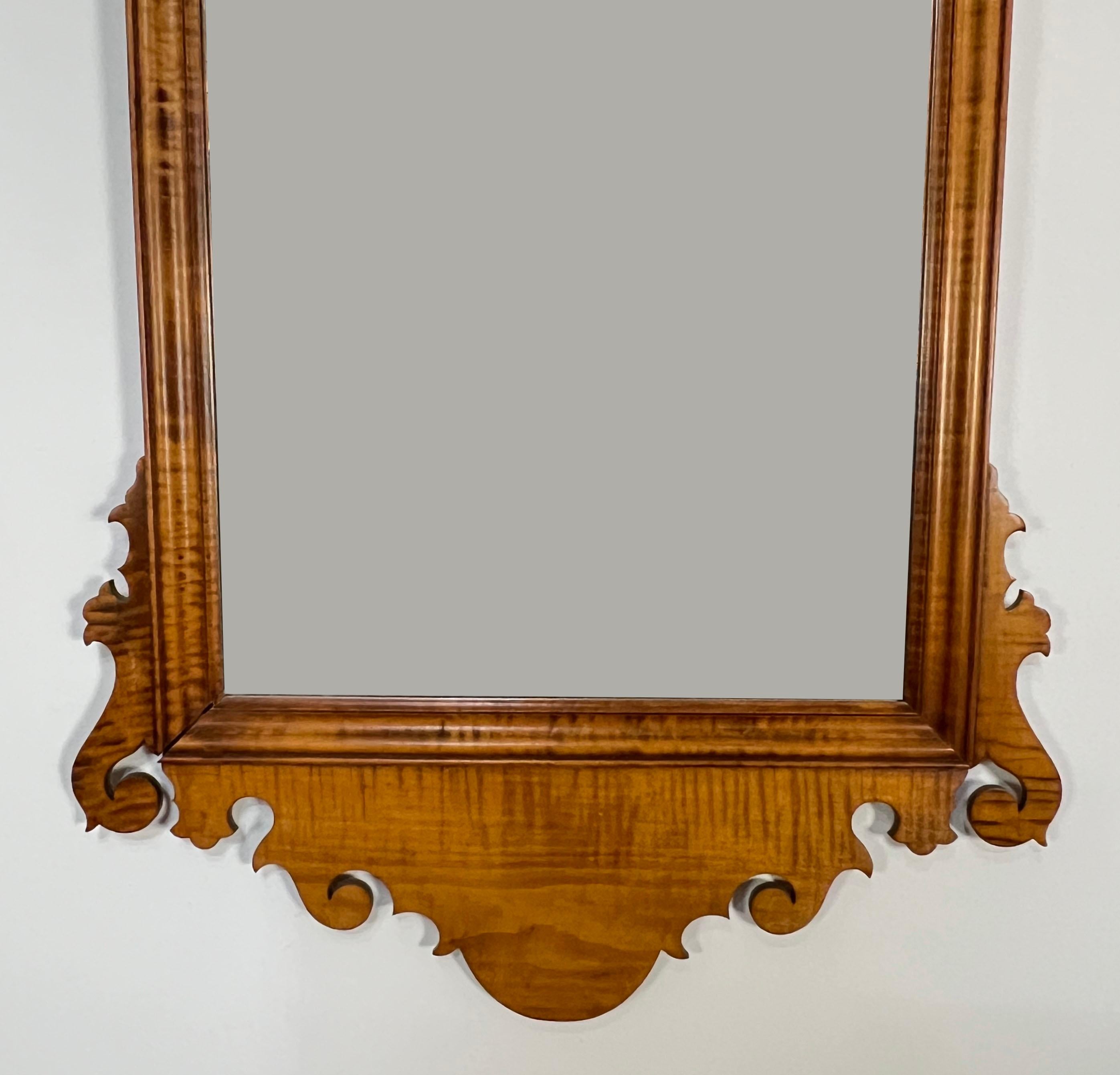 Specchio Tiger Maple Feder Chippendale di D. A. Dimes in vendita 2
