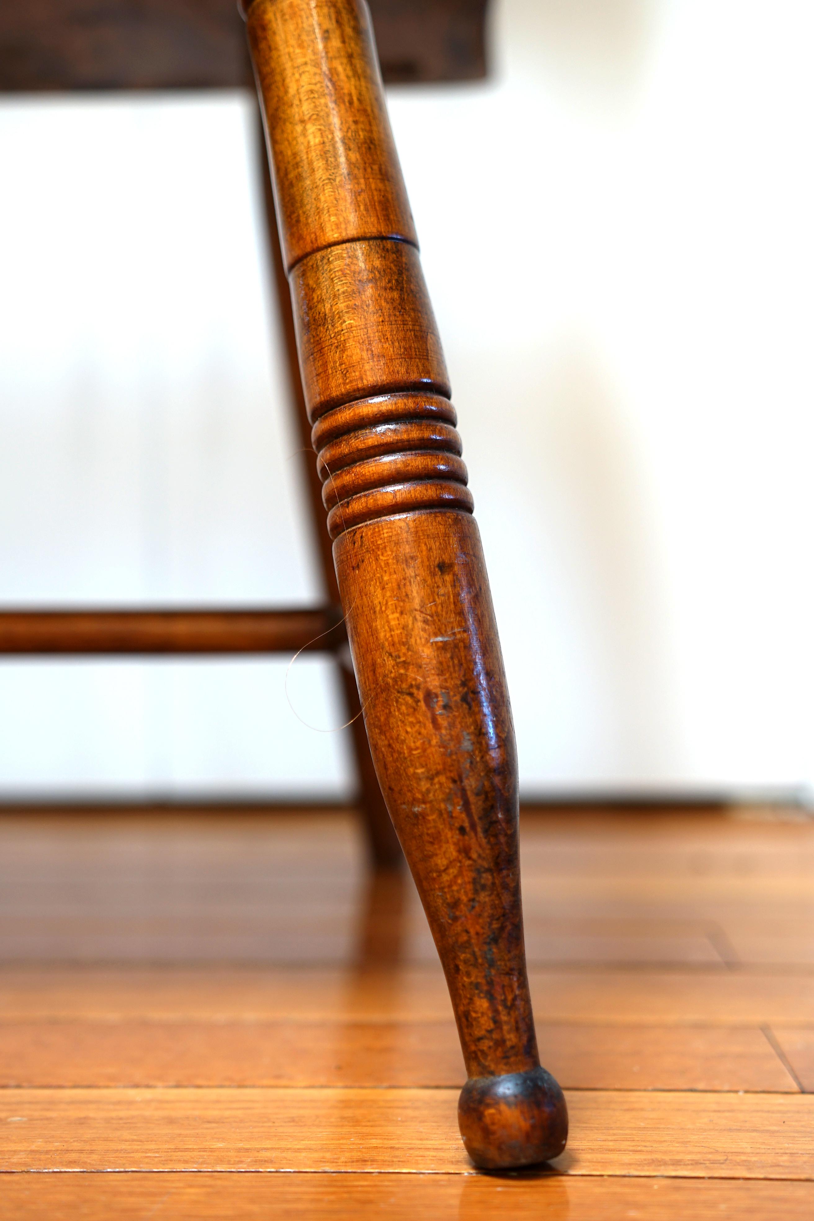 Banquette à dossier fuseau en érable tigré de style victorien ancien en vente 3