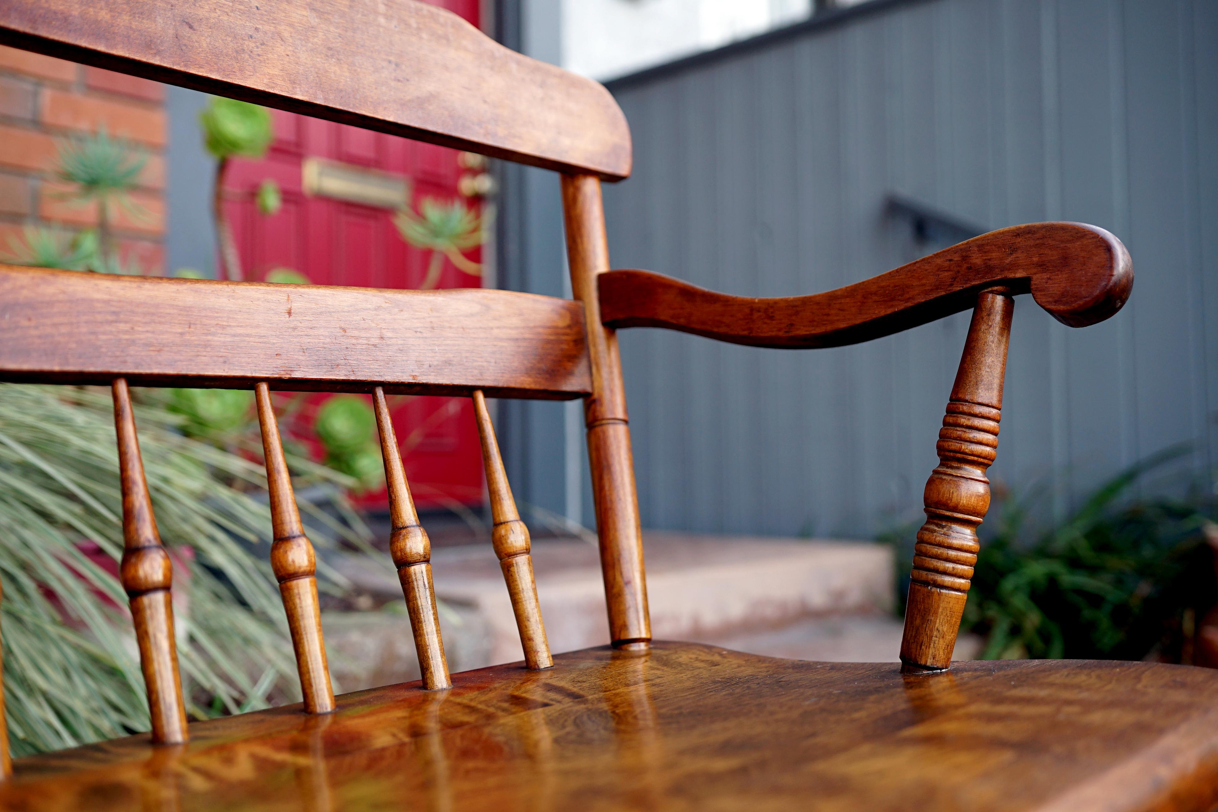 Banquette à dossier fuseau en érable tigré de style victorien ancien en vente 4