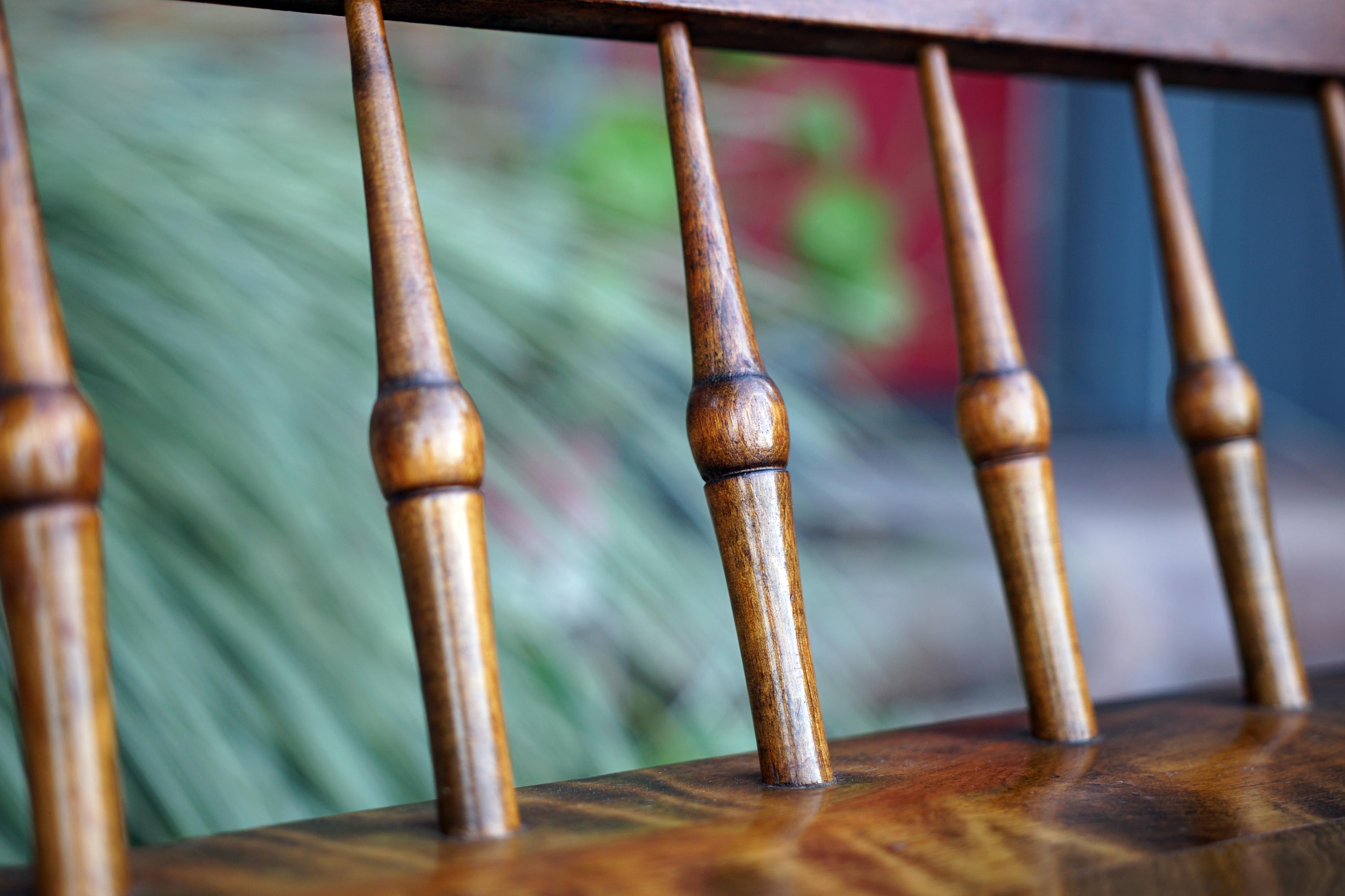 Banquette à dossier fuseau en érable tigré de style victorien ancien en vente 5