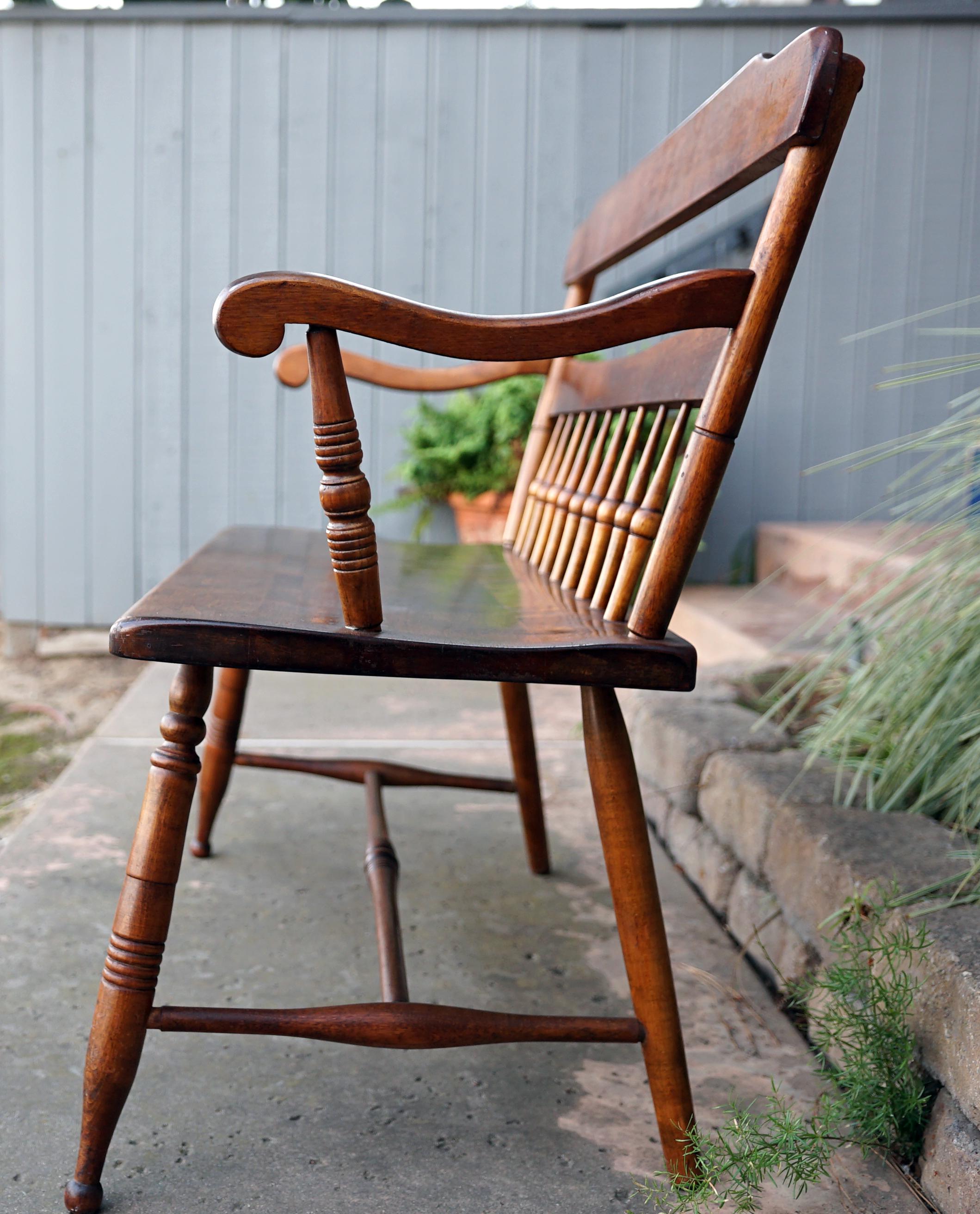 Banquette à dossier fuseau en érable tigré de style victorien ancien en vente 6