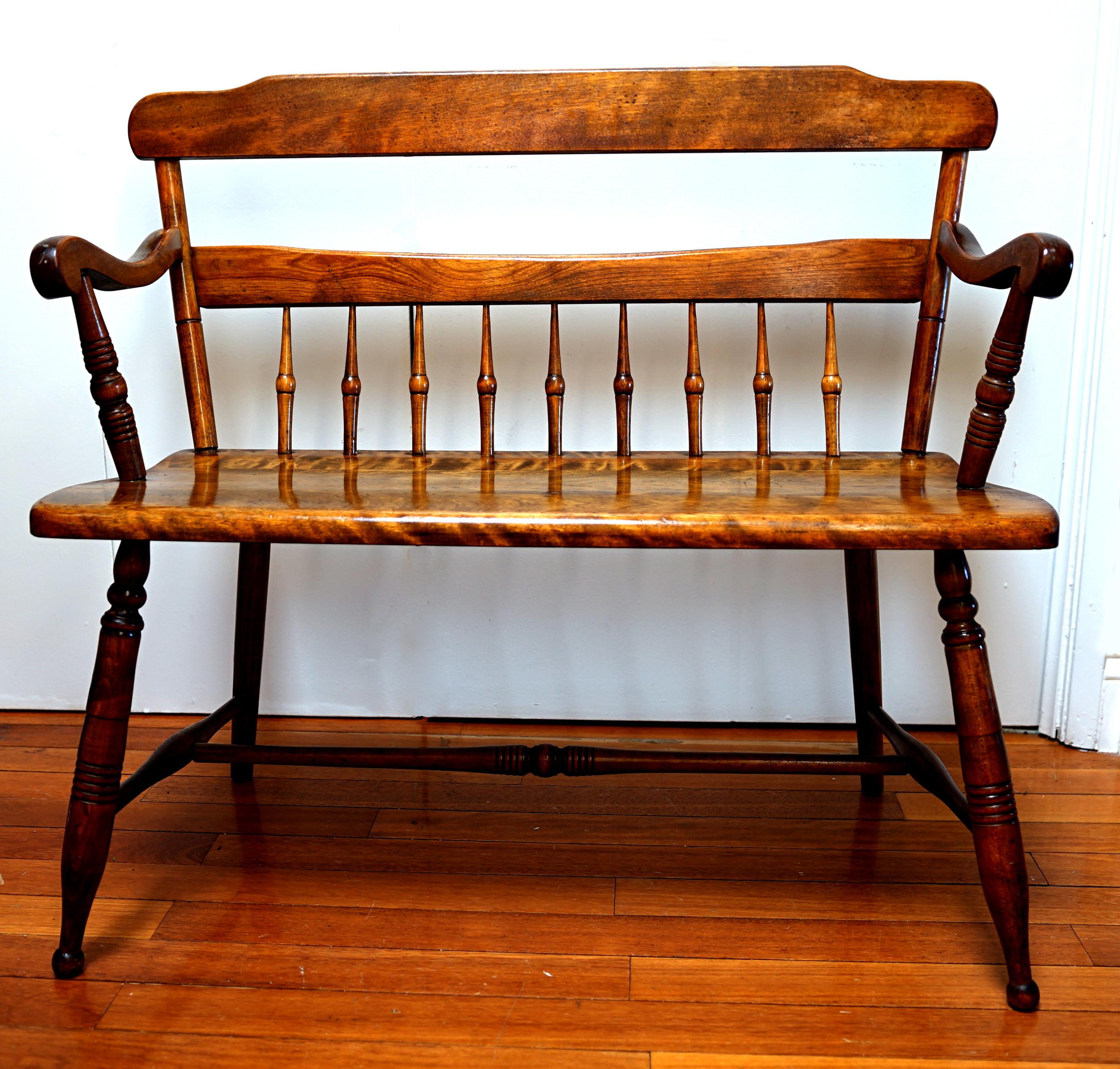 Banquette à dossier fuseau en érable tigré de style victorien ancien en vente 7