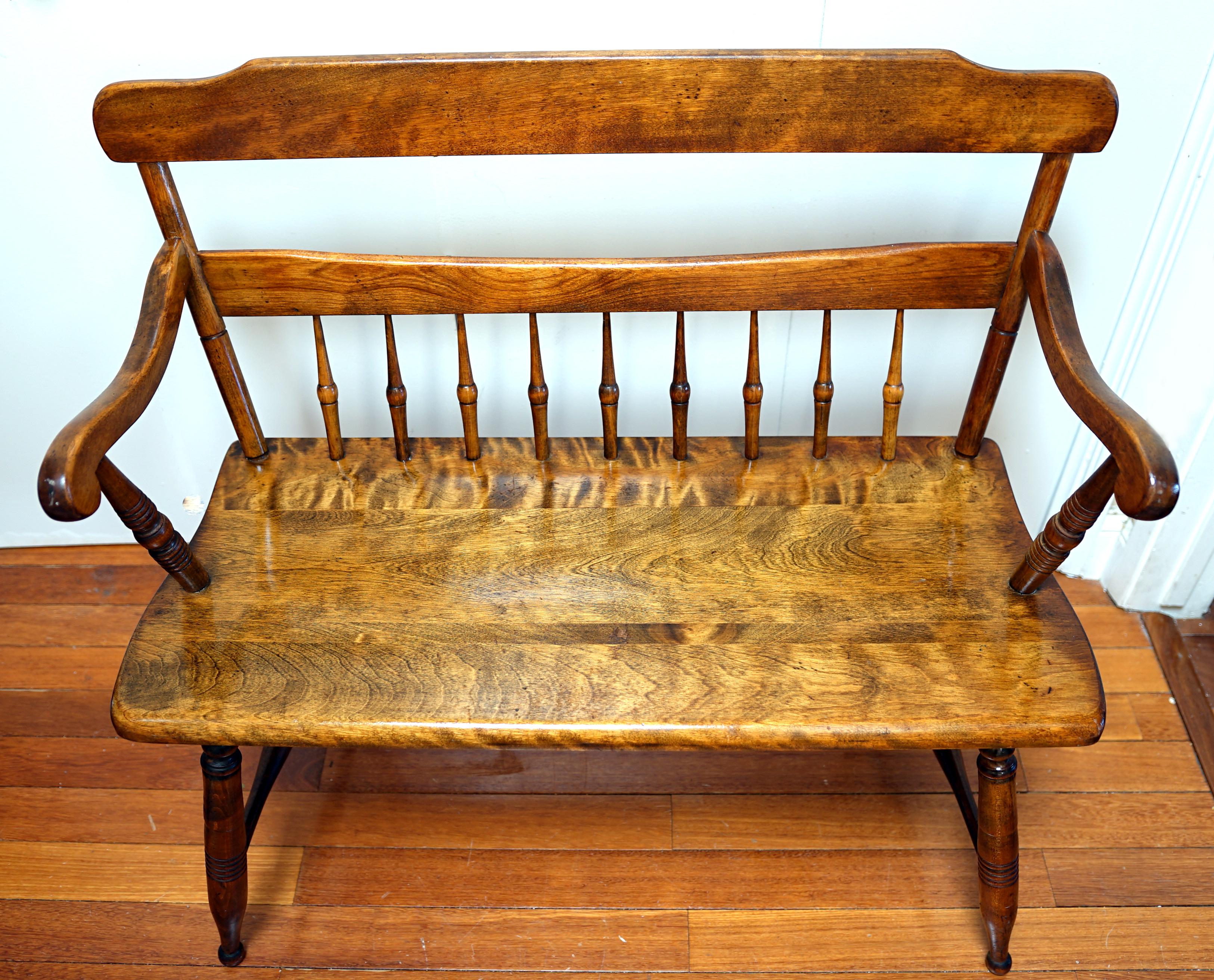 Cette trouvaille de la vente aux enchères est un atout pour le design dans de nombreux espaces. Il offre forme et fonction pour les rassemblements et les invités. Ancien canapé victorien en érable tigré à dossier en fuseau
Américain ou anglais,