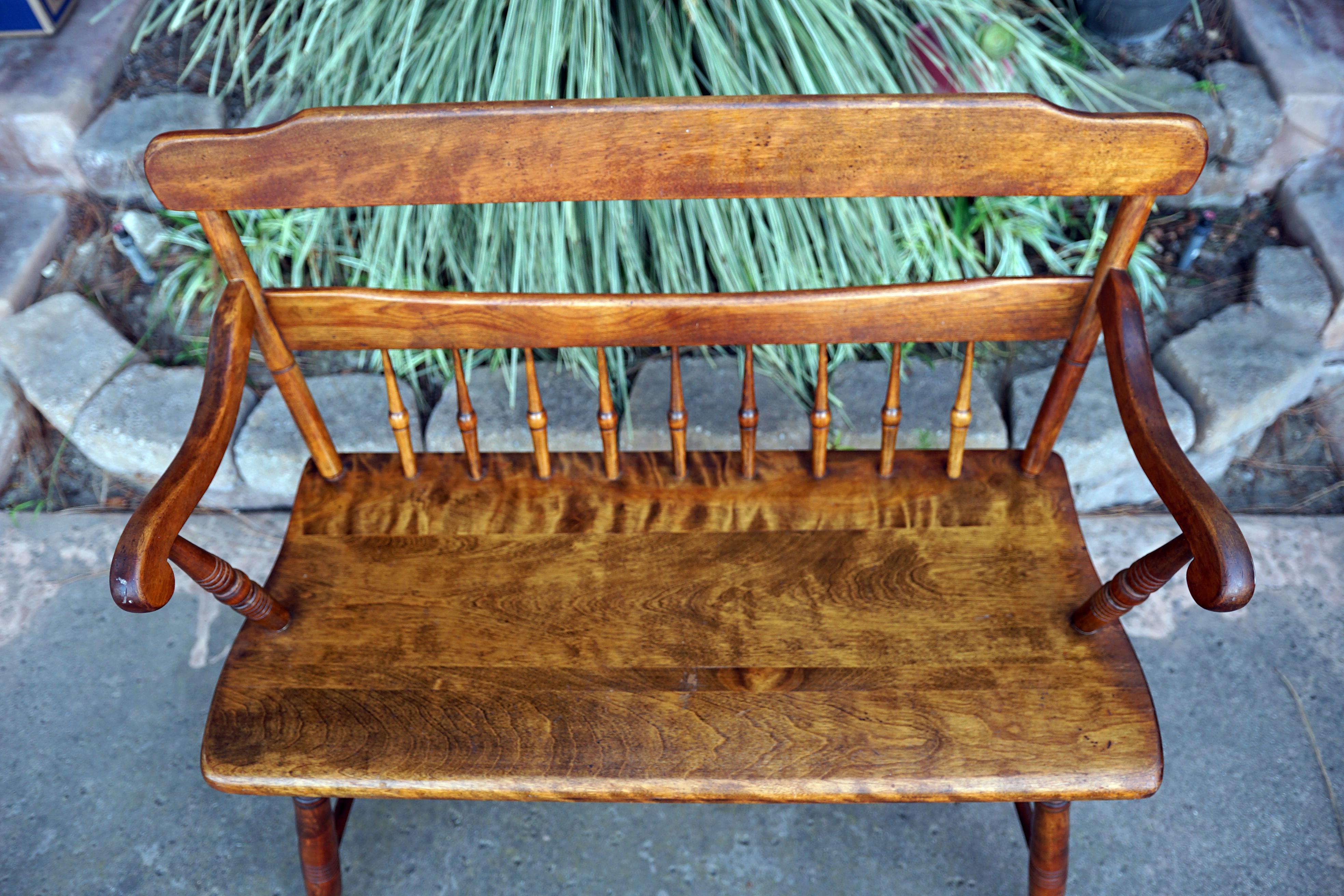 Anglais Banquette à dossier fuseau en érable tigré de style victorien ancien en vente