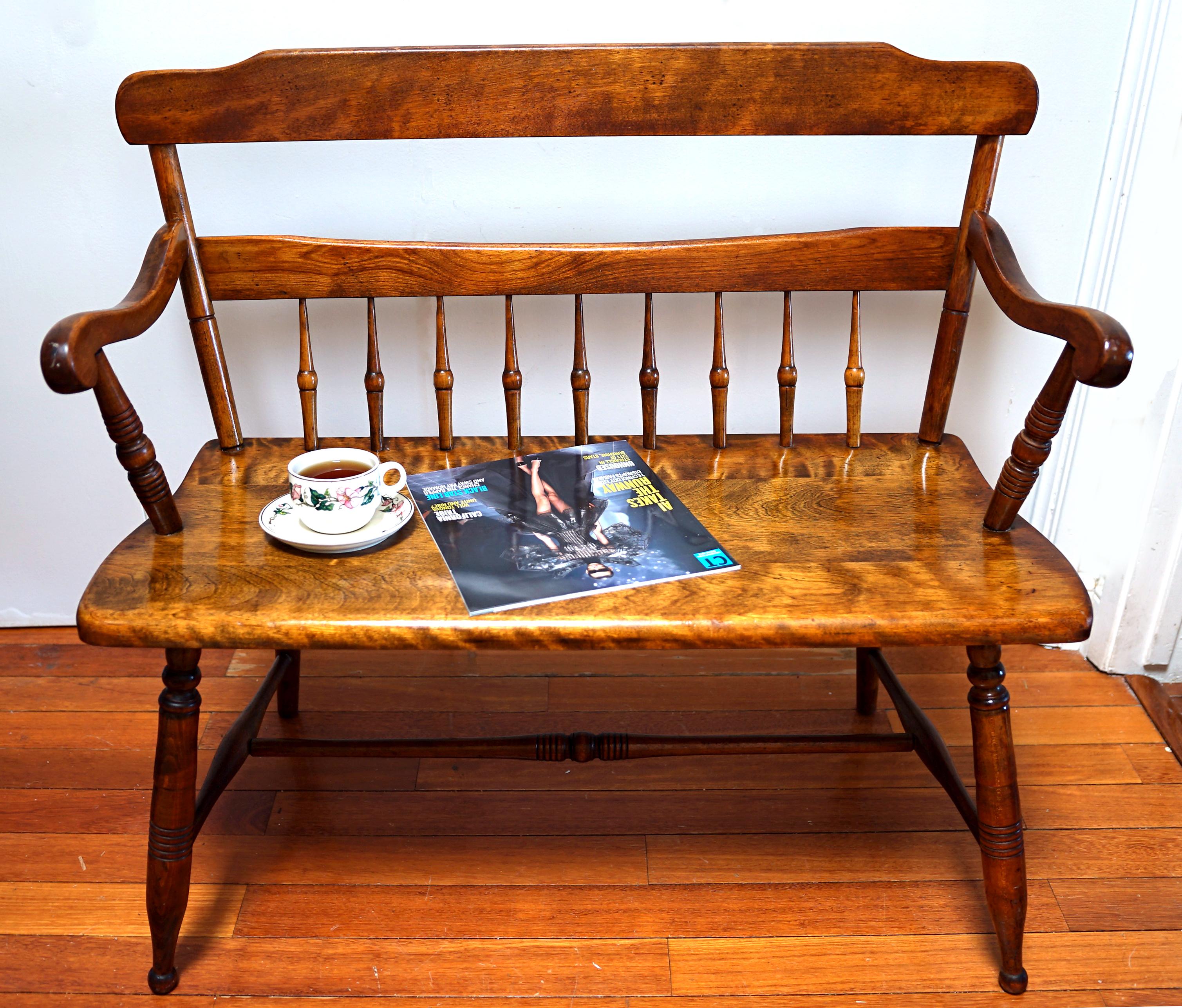 Sculpté à la main Banquette à dossier fuseau en érable tigré de style victorien ancien en vente