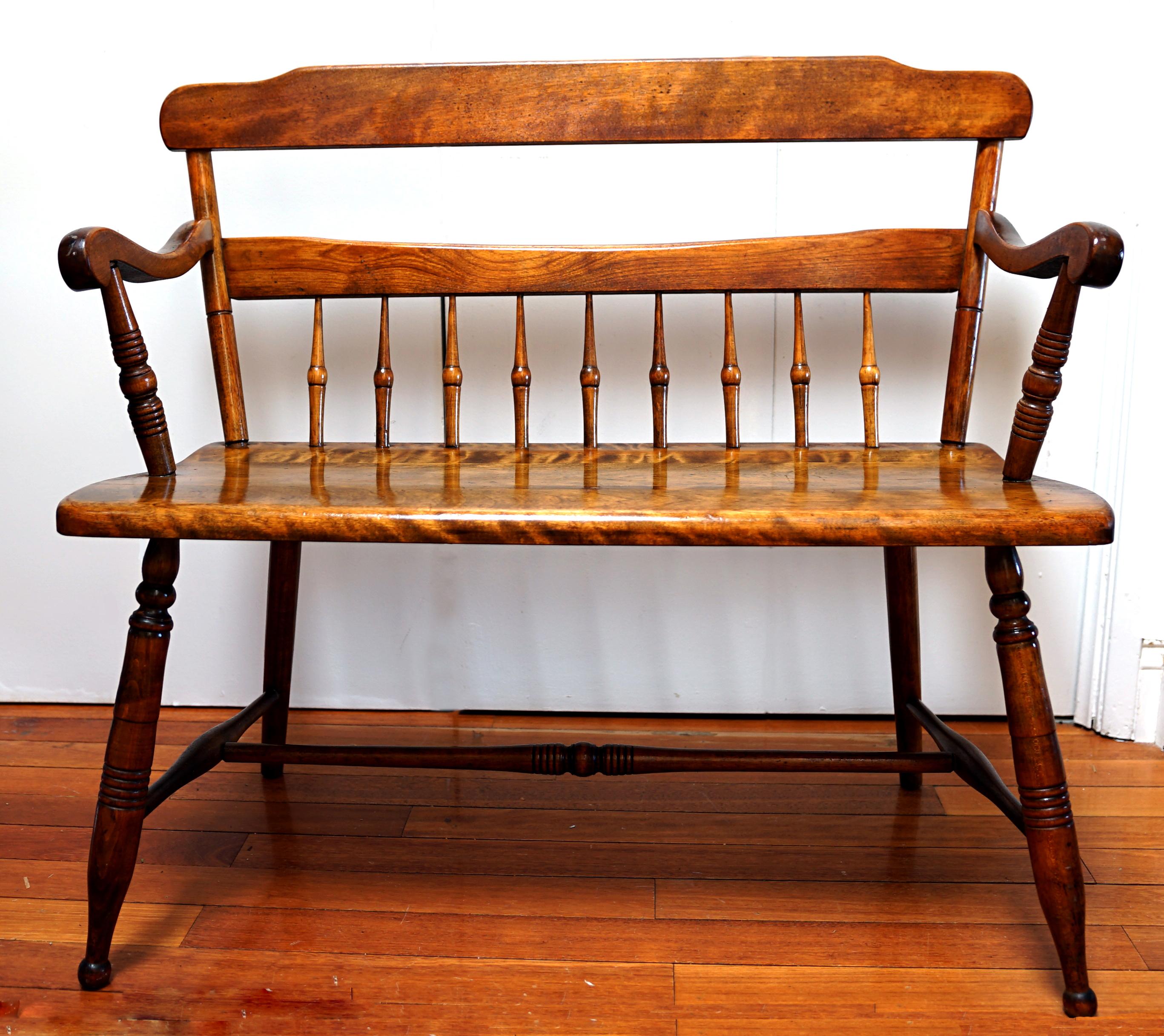 Banquette à dossier fuseau en érable tigré de style victorien ancien Bon état - En vente à Lomita, CA
