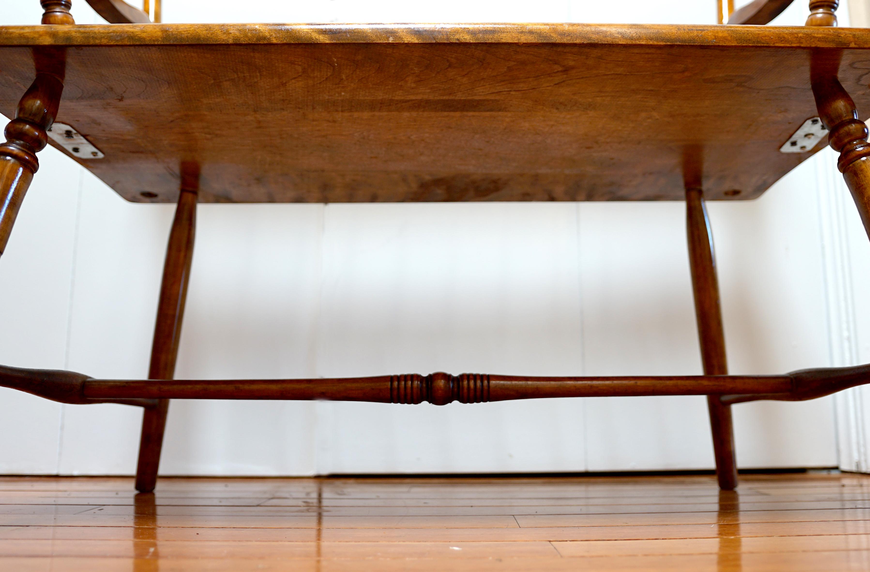 Érable Banquette à dossier fuseau en érable tigré de style victorien ancien en vente