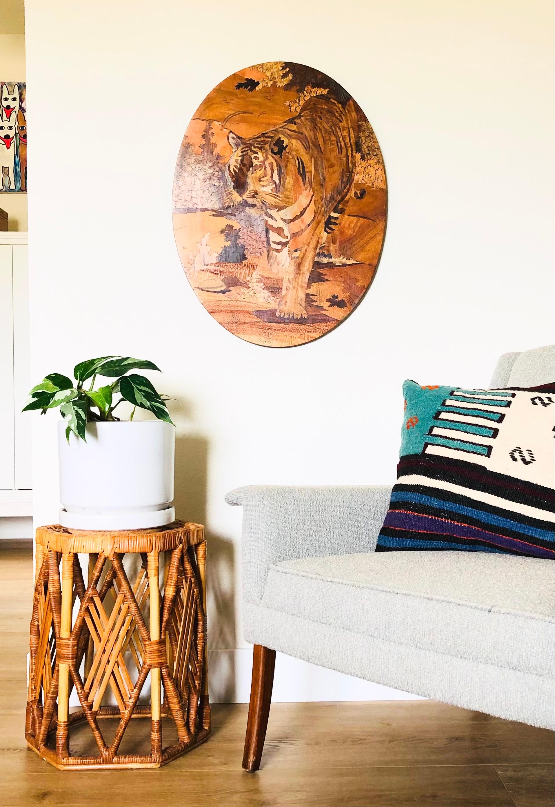 Colgante de pared vintage de marquetería de madera ovalada que representa una imagen de tigre. Preciosos detalles y excelente artesanía en el diseño con detalles pintados a mano. 

