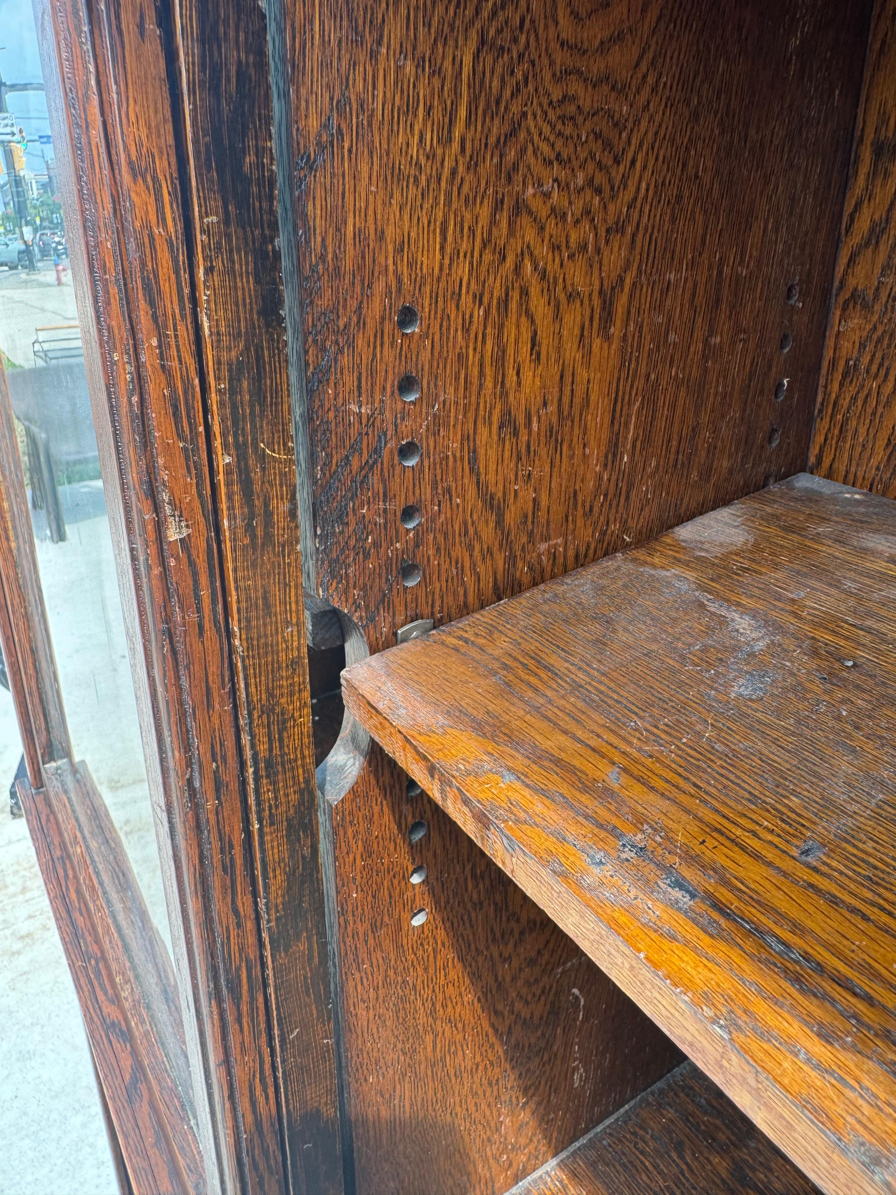 Tiger Oak Bookcase with Sliding Doors in Style of Globe Wernicke, Ca 1900s For Sale 3