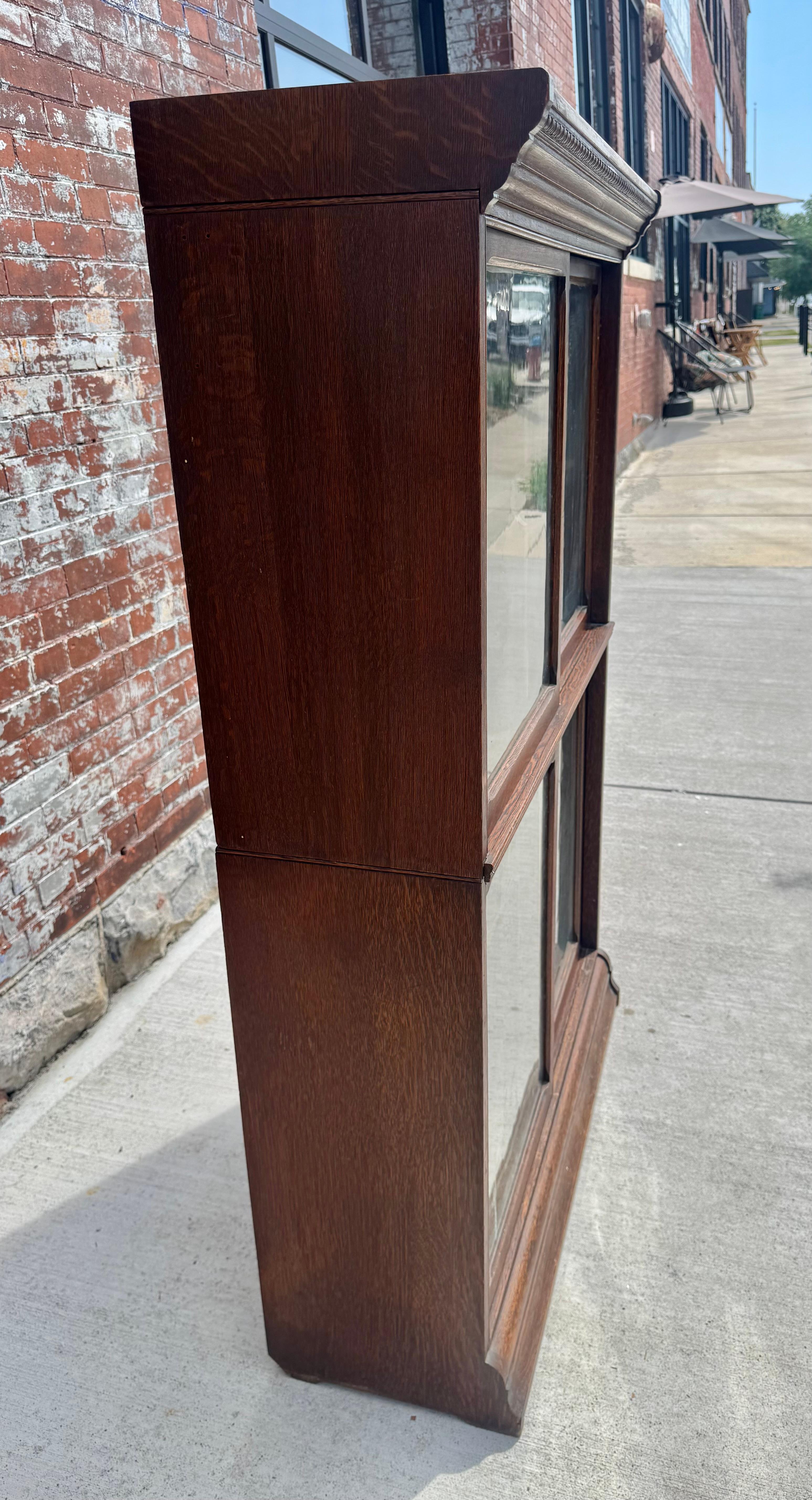 Tiger Oak Bookcase with Sliding Doors in Style of Globe Wernicke, Ca 1900s In Good Condition For Sale In Buffalo, NY