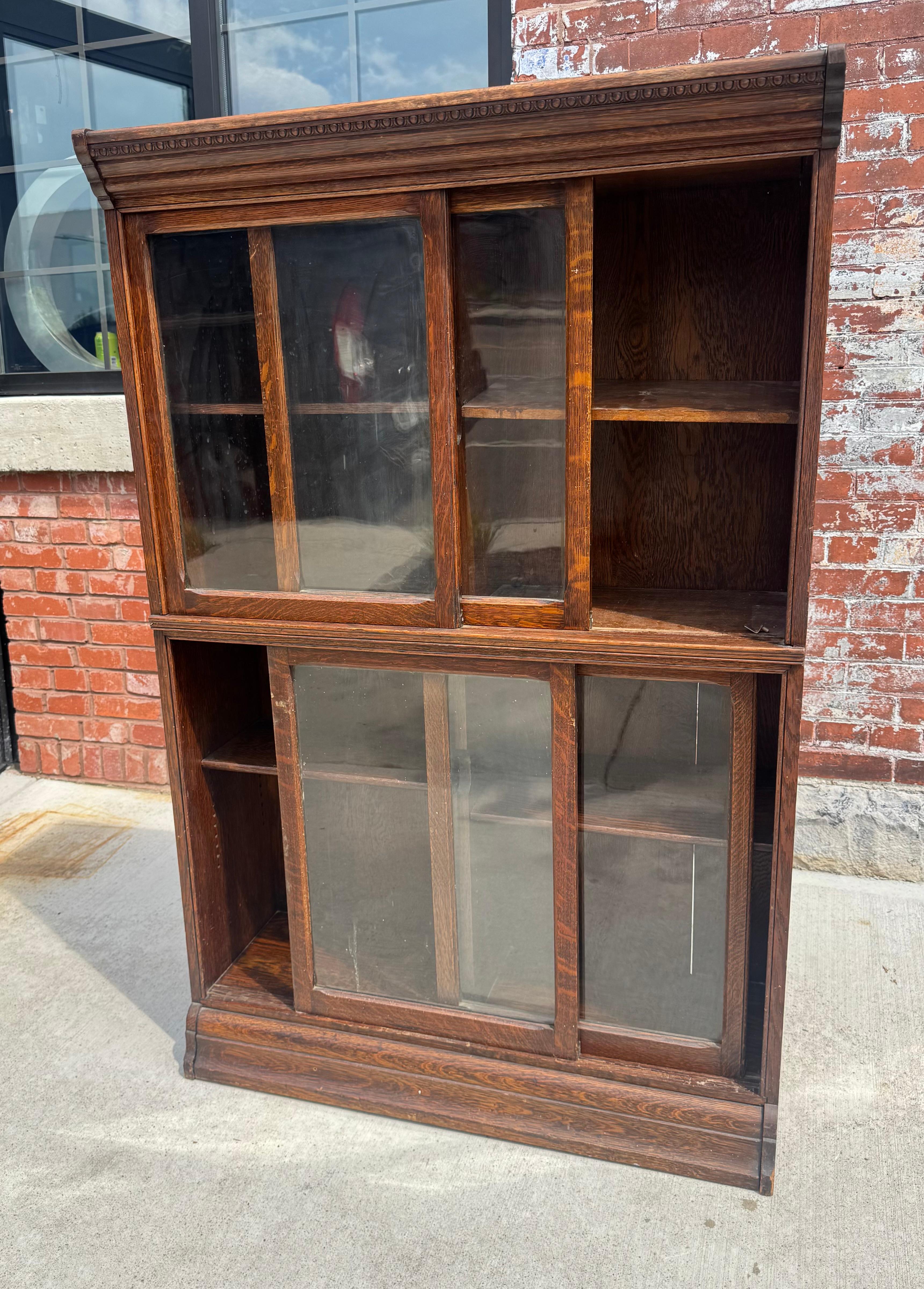 Tiger Oak Bookcase with Sliding Doors in Style of Globe Wernicke, Ca 1900s For Sale 1