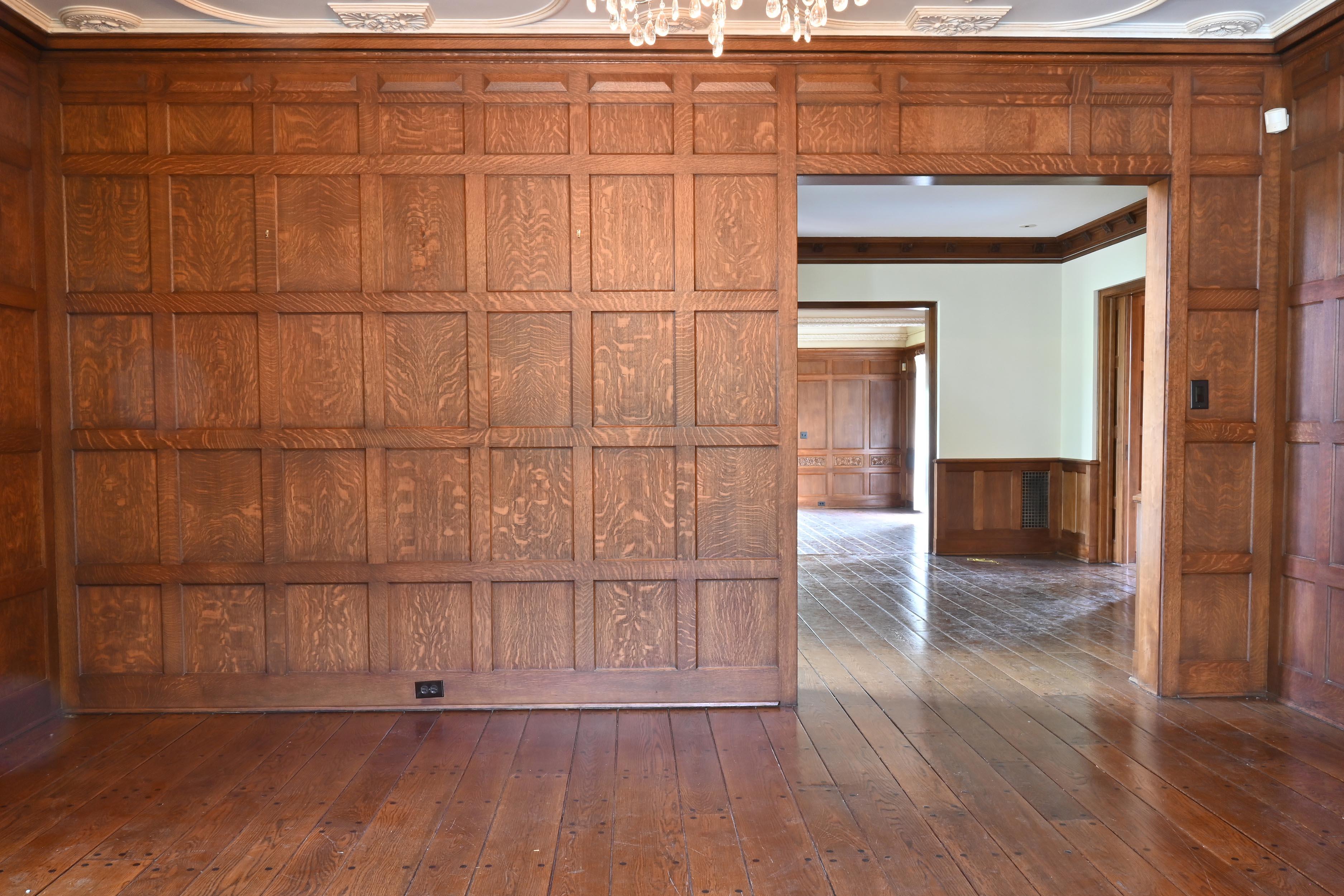 Tiger Oak 'Quarter Sawn' 1929 Paneled Room & Doors Complete For Sale 3