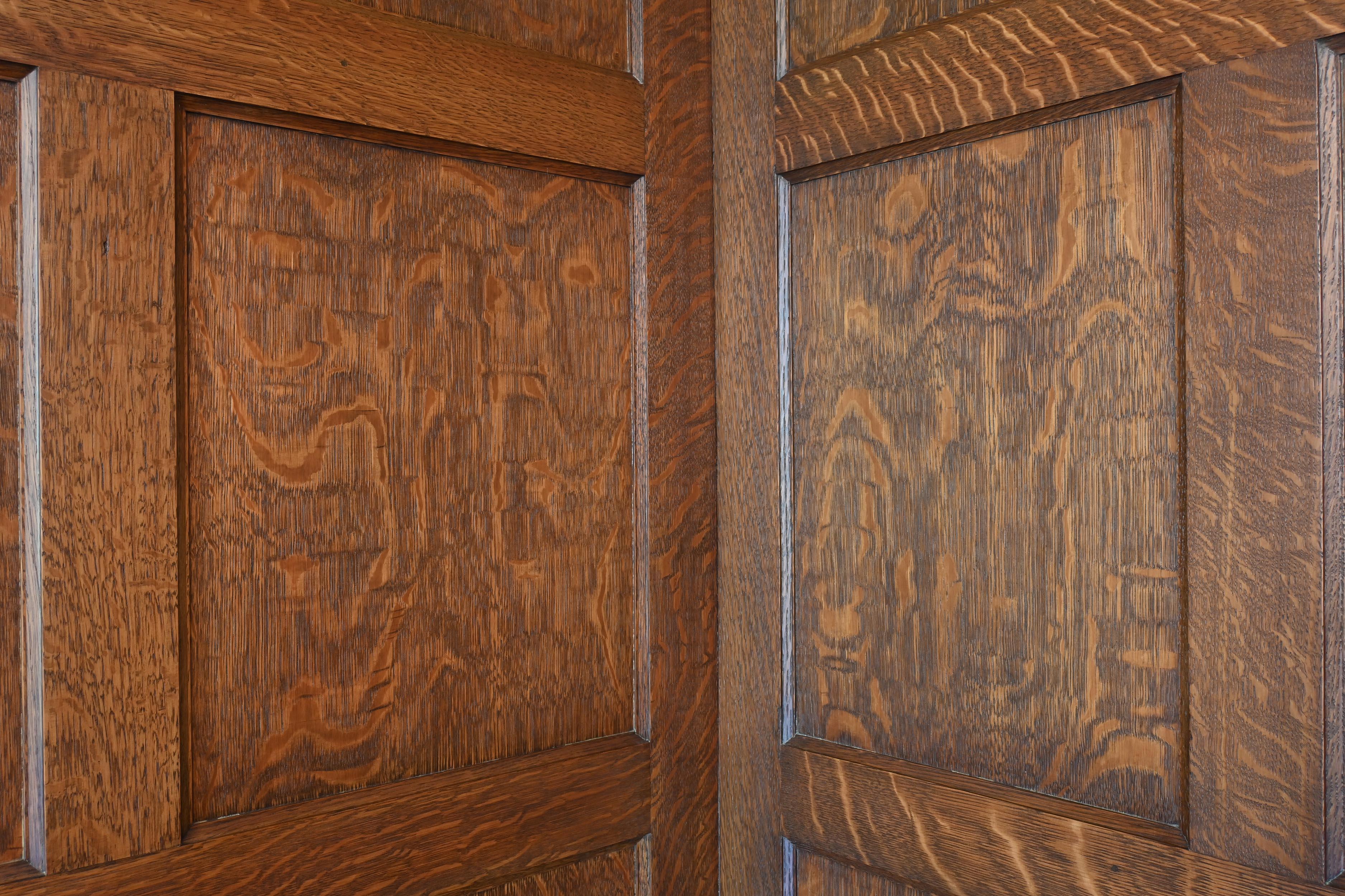 Tiger Oak 'Quarter Sawn' 1929 Paneled Room & Doors Complete In Good Condition For Sale In Minneapolis, MN