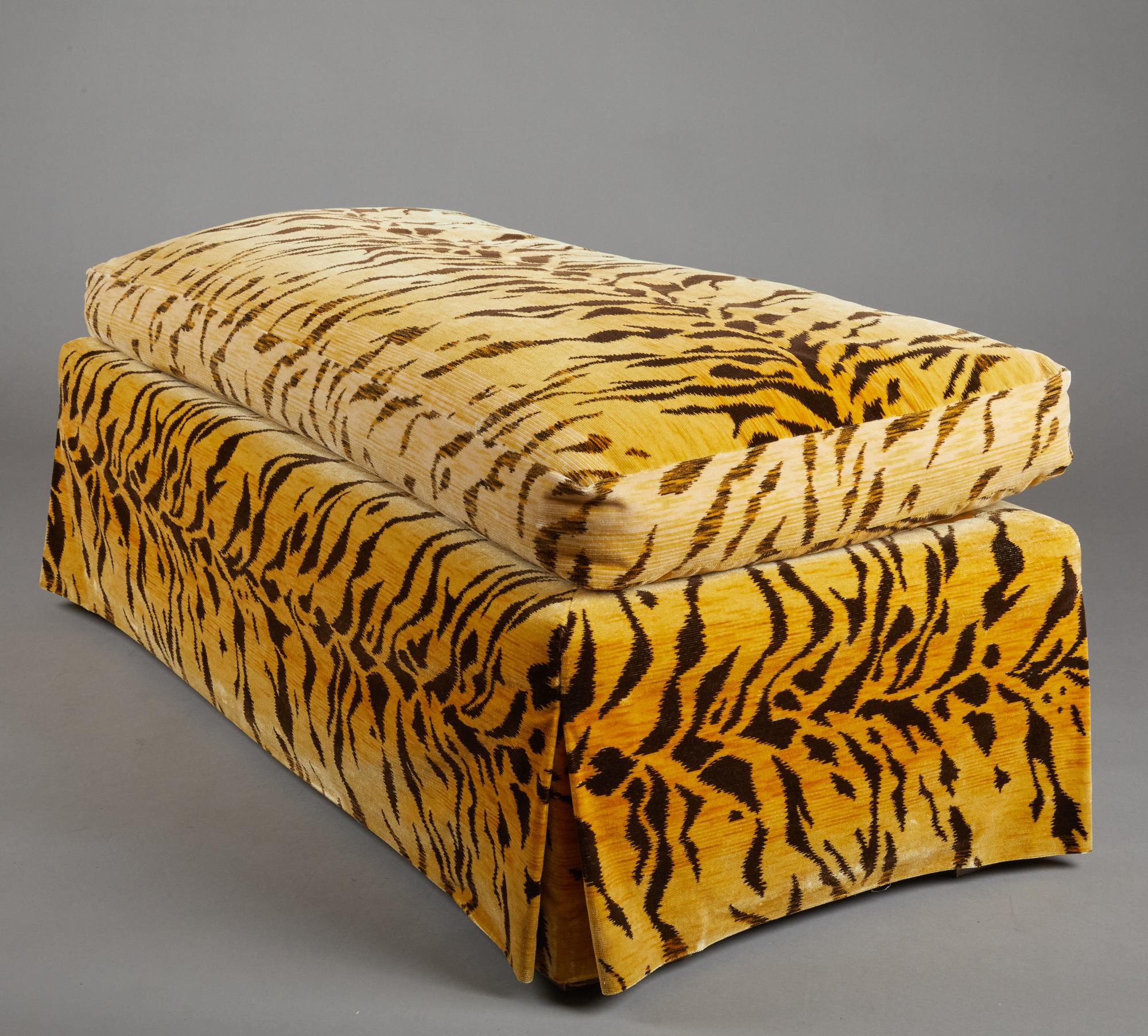 Pouf récemment retapissé avec un tissu à rayures tigrées et un coussin en duvet de plumes en 2015.  