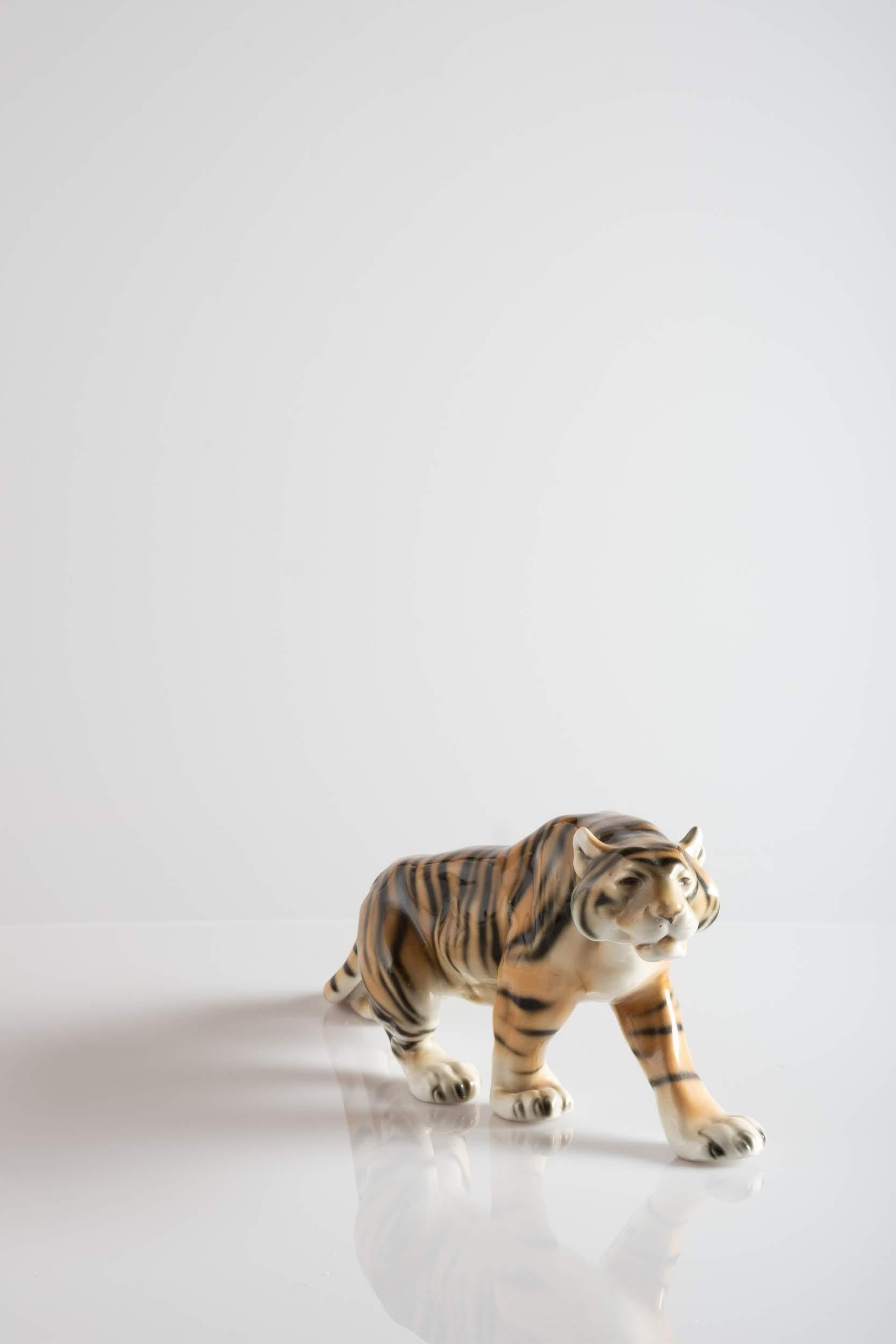 Elegant porcelain sculpture depicting a sumptuous tiger.