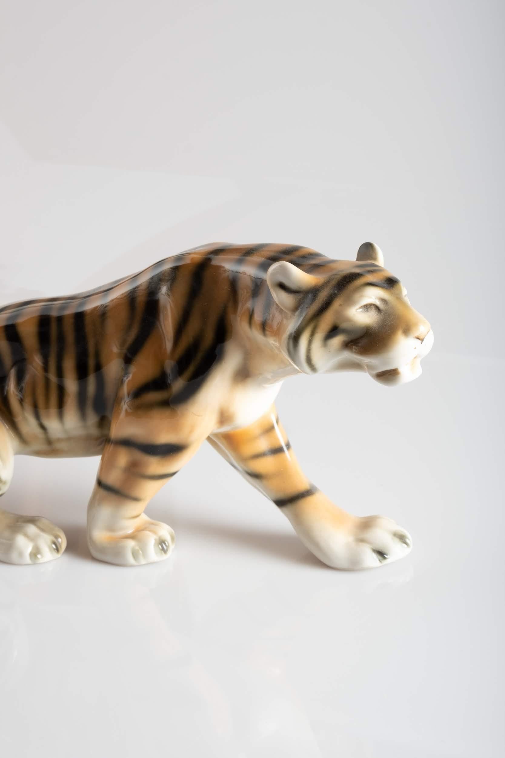 Tiger Porcelain Sculpture, Italy, circa 1950 In Good Condition For Sale In New York, NY